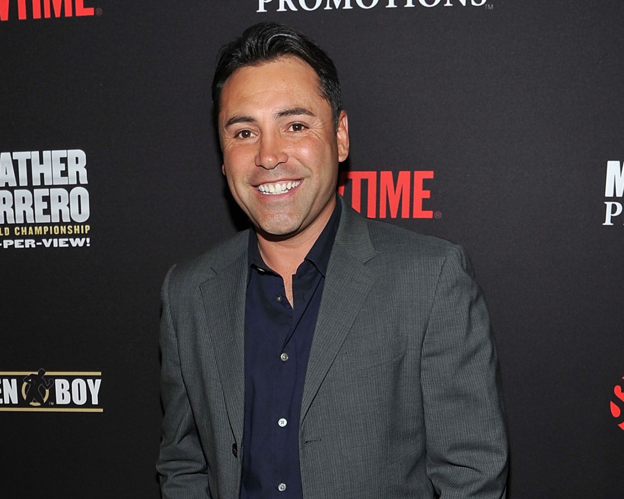 Известный боксер Оскар Дела Хойя улыбается