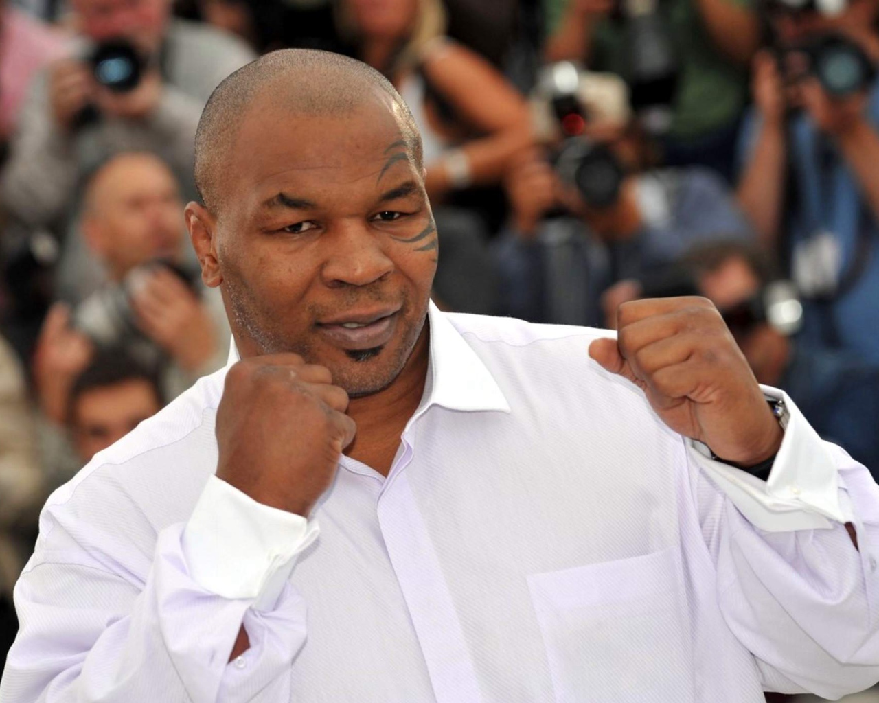 Известный Майк Тайсон в белой рубашке