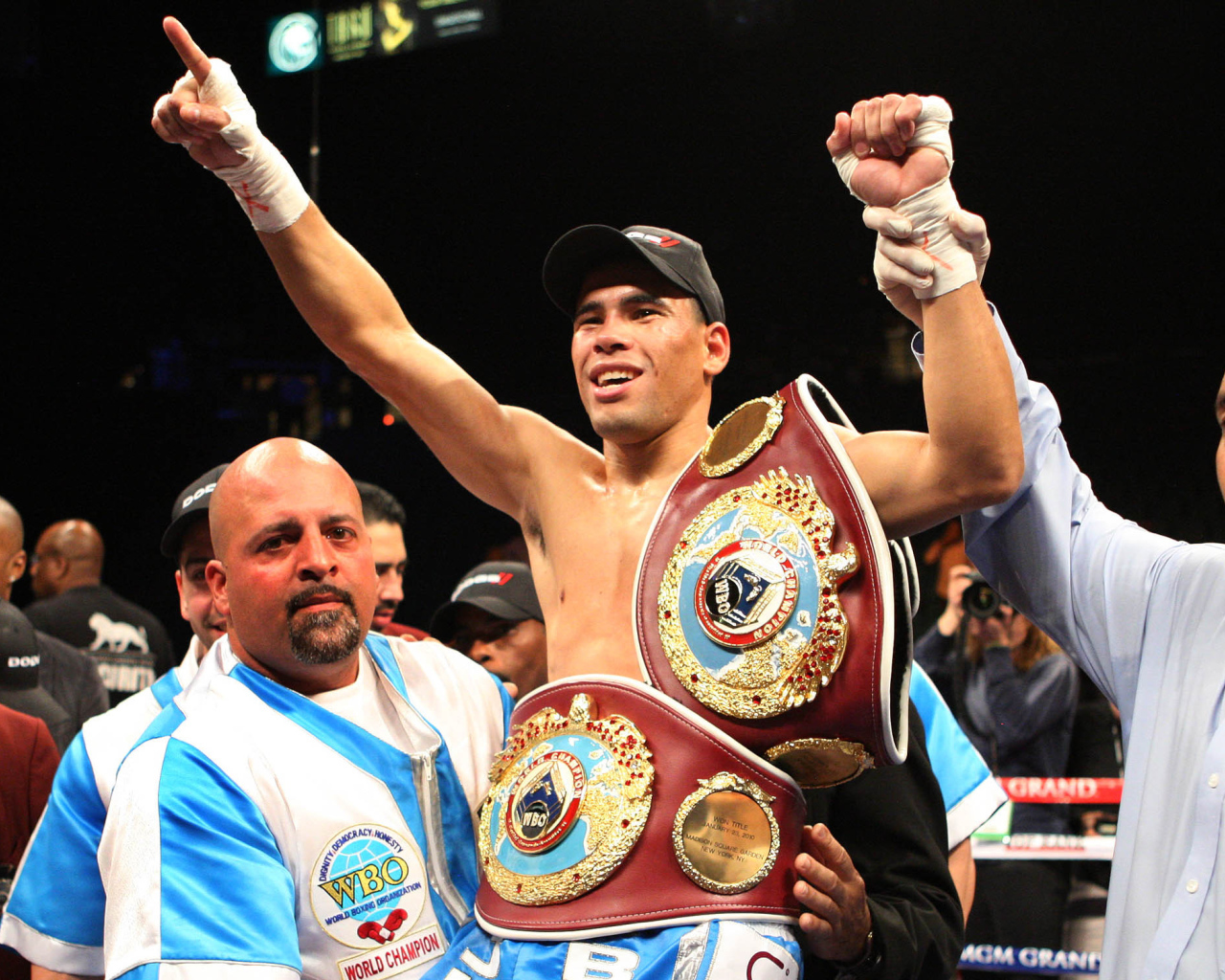 Известный боксер Феликс Тринидад и его пояса