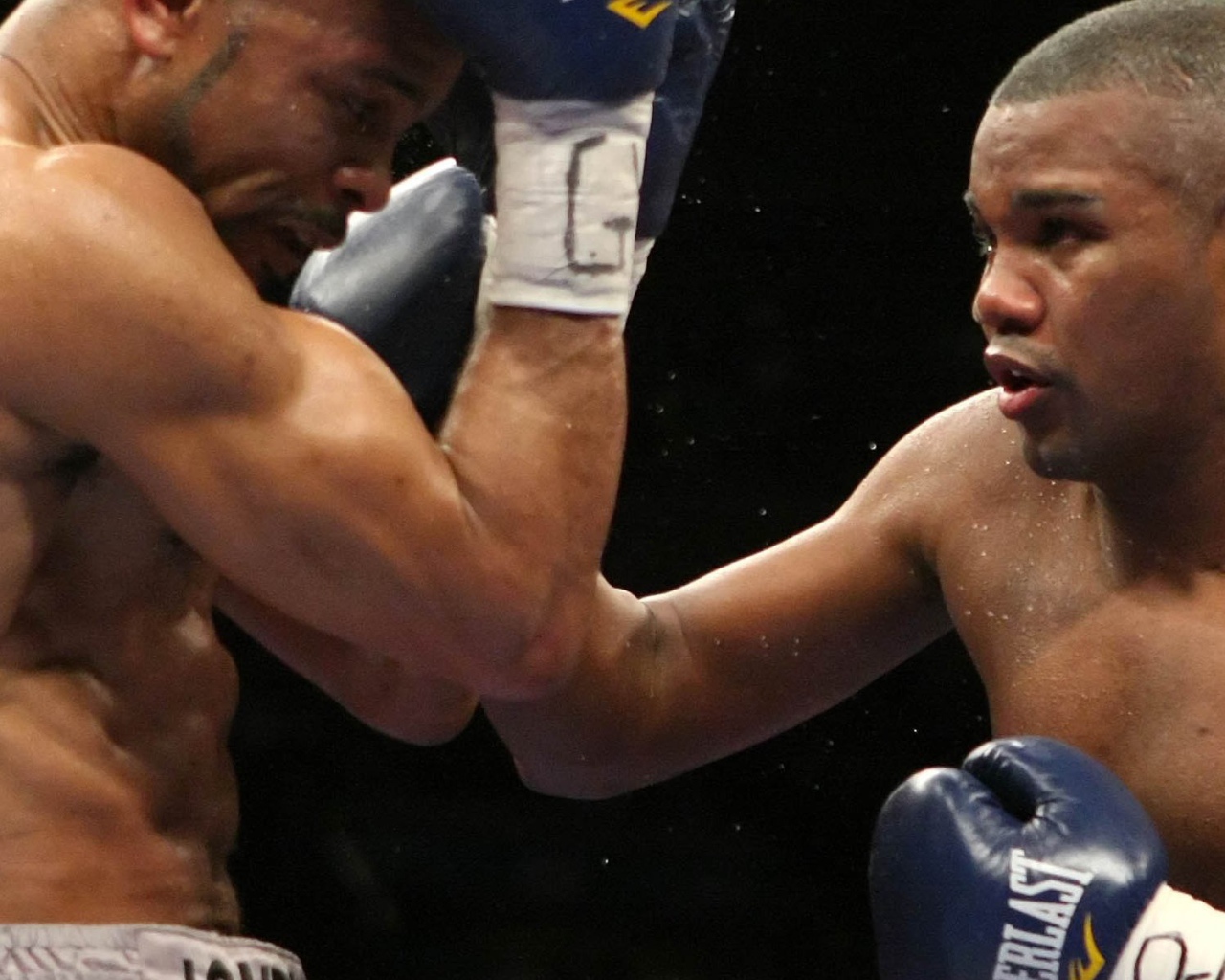 Известный боксер Феликс Тринидад выполняя апперкот