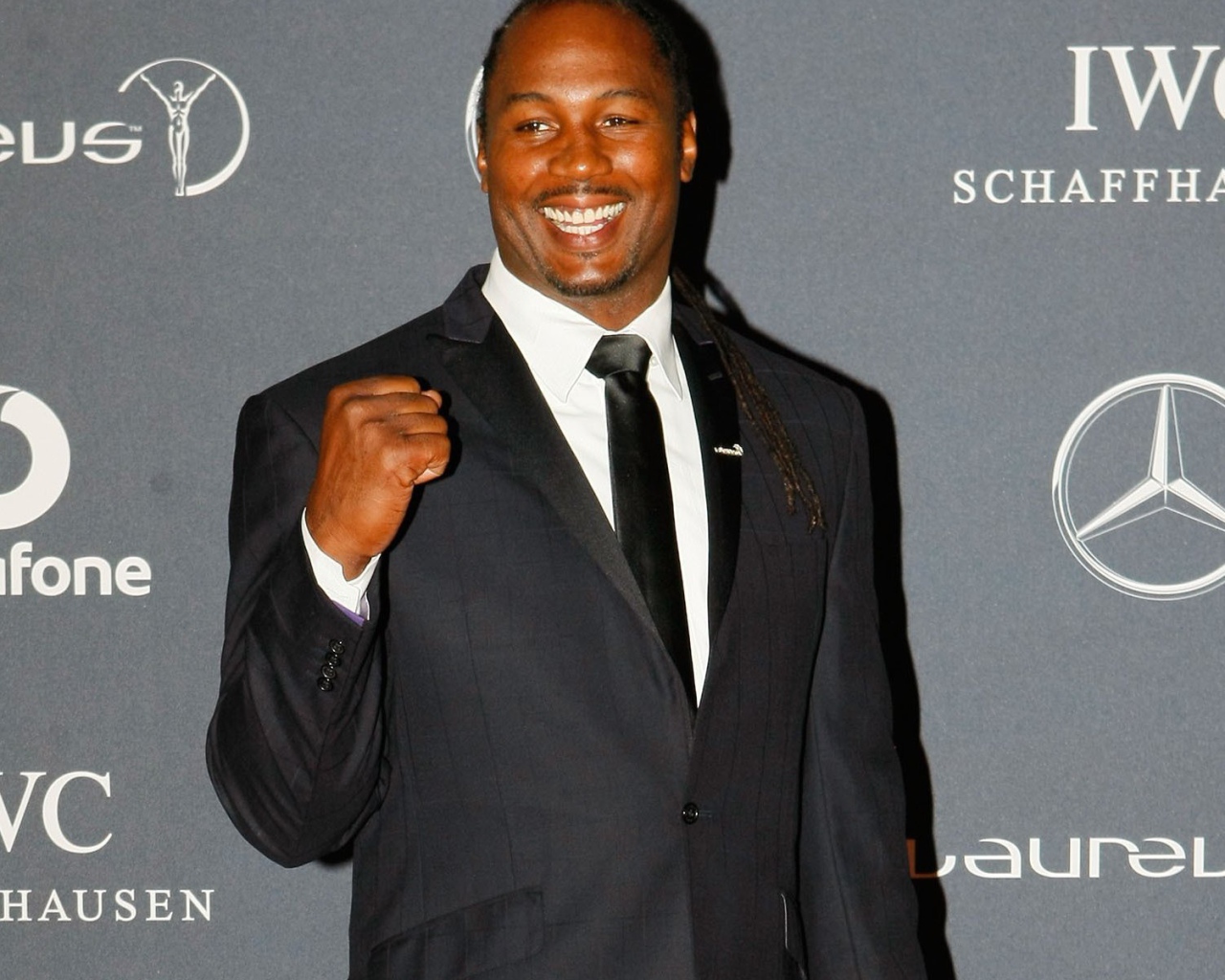 Известный боксер Леннокс Льюис в черном костюме