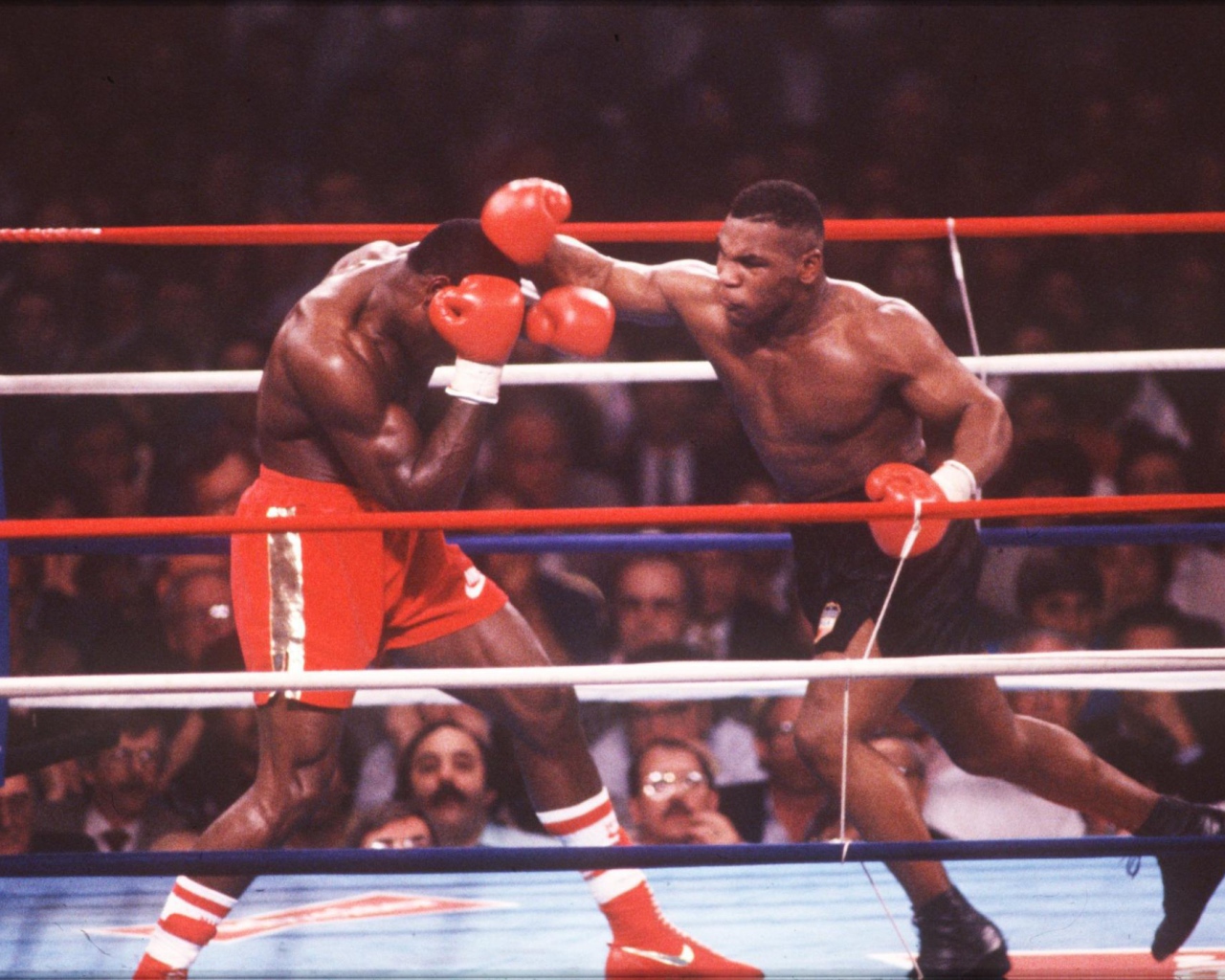 Известный боксер Майк Тайсон на ринге