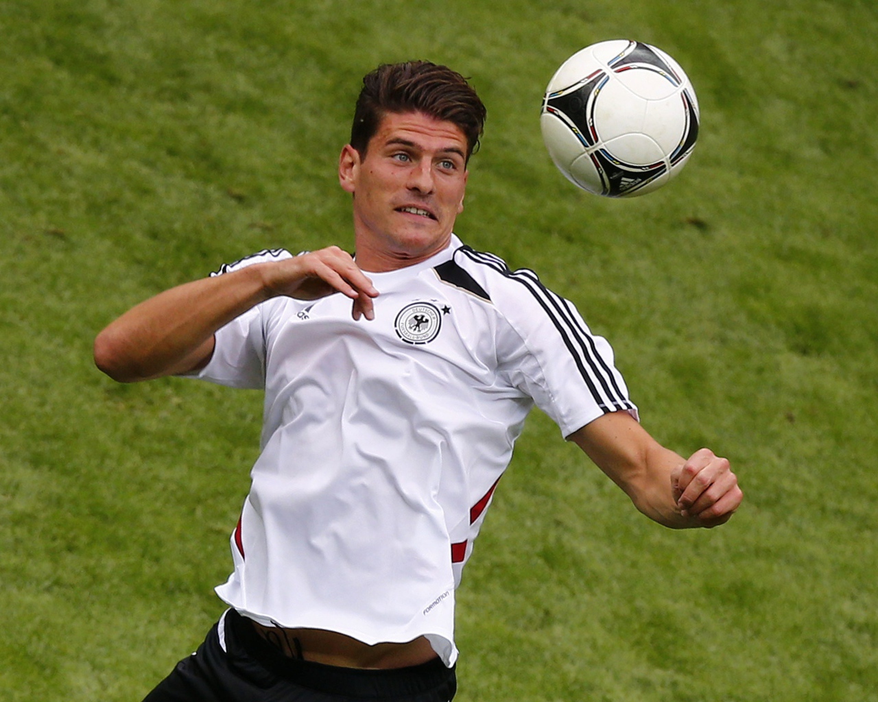  Фиорентина Марио Гомес пытался отбить мяч