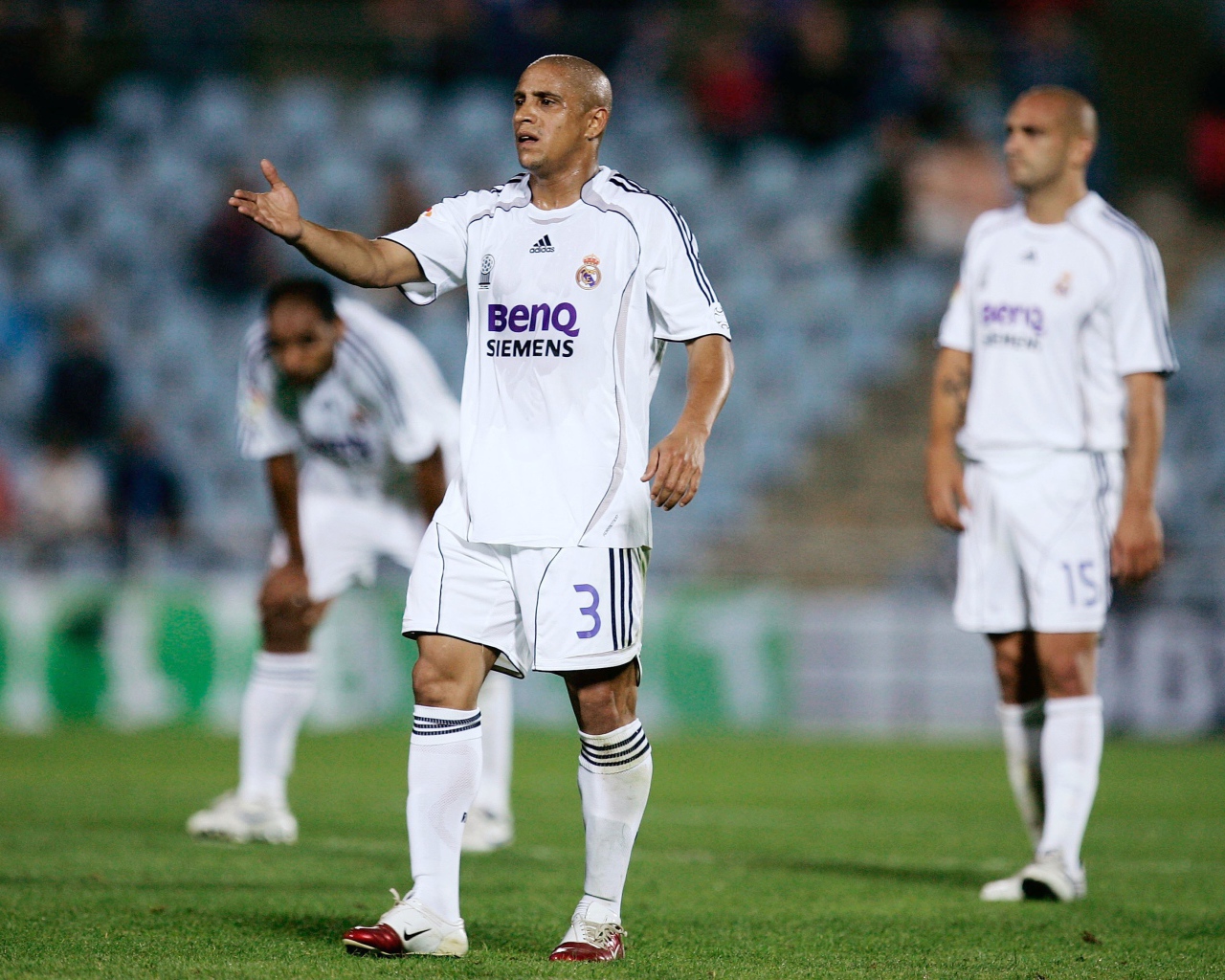 Футбольная легенда Роберто Карлос на поле в середине игры