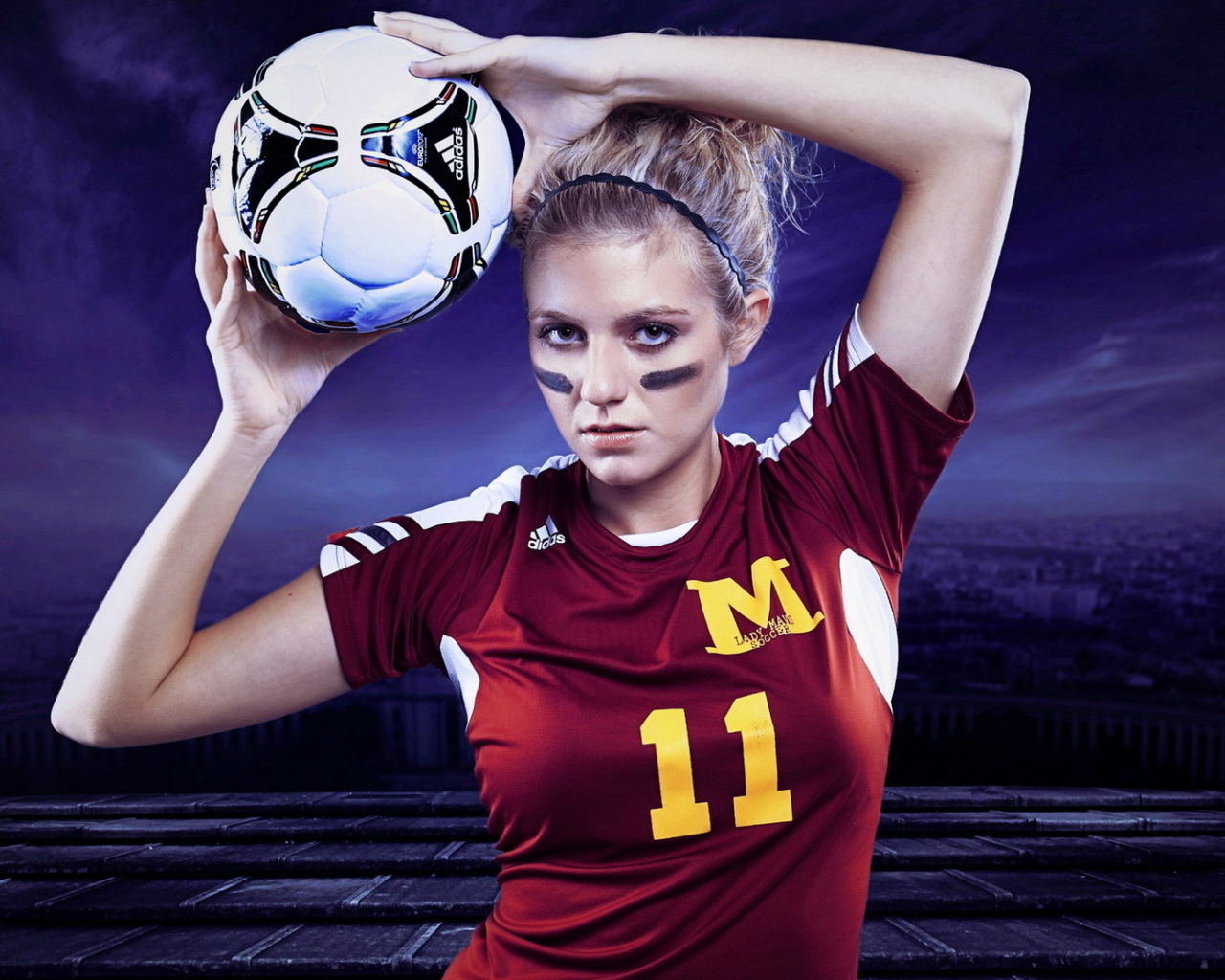 Футболистка со светлыми волосами