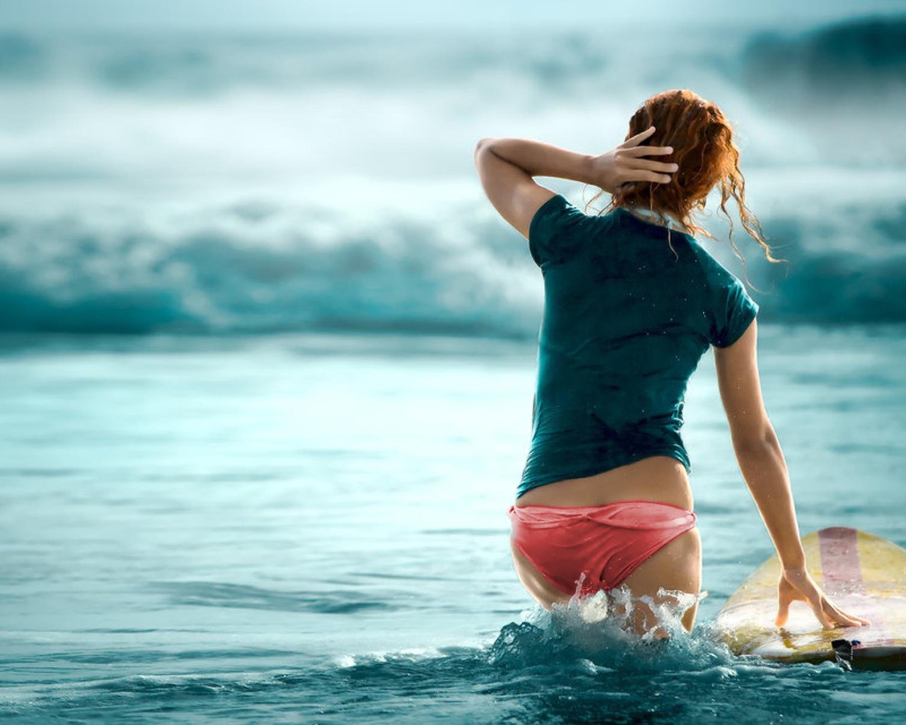 Девушка во время водного спорта