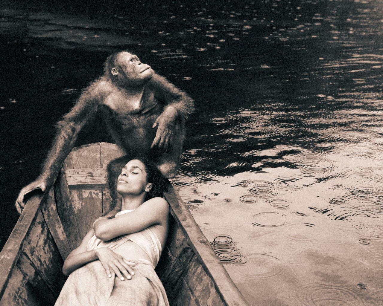 Девушка в лодке с обезьяной