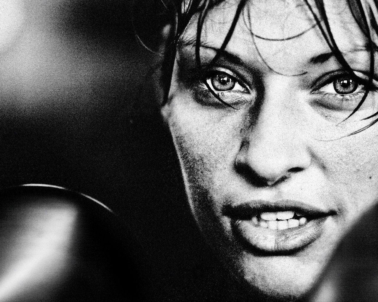 Девушка в боксёрских перчатках, чёрно-белое фото