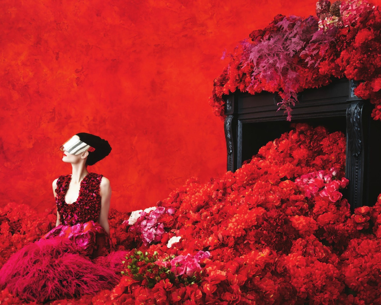 Девушка в красных цветах на красном фоне