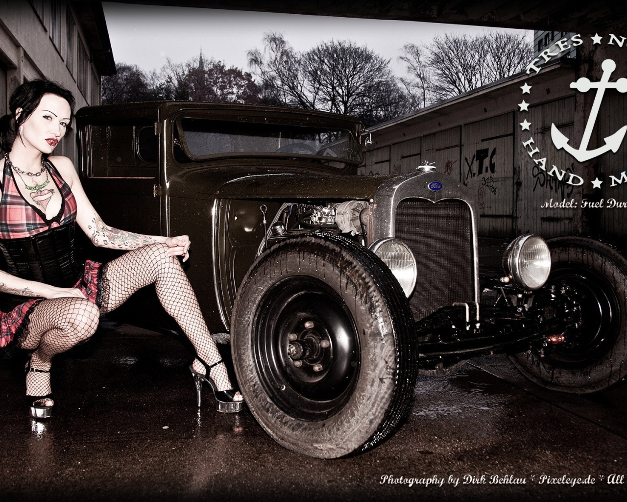 Девушка возле зеленого ретро авто