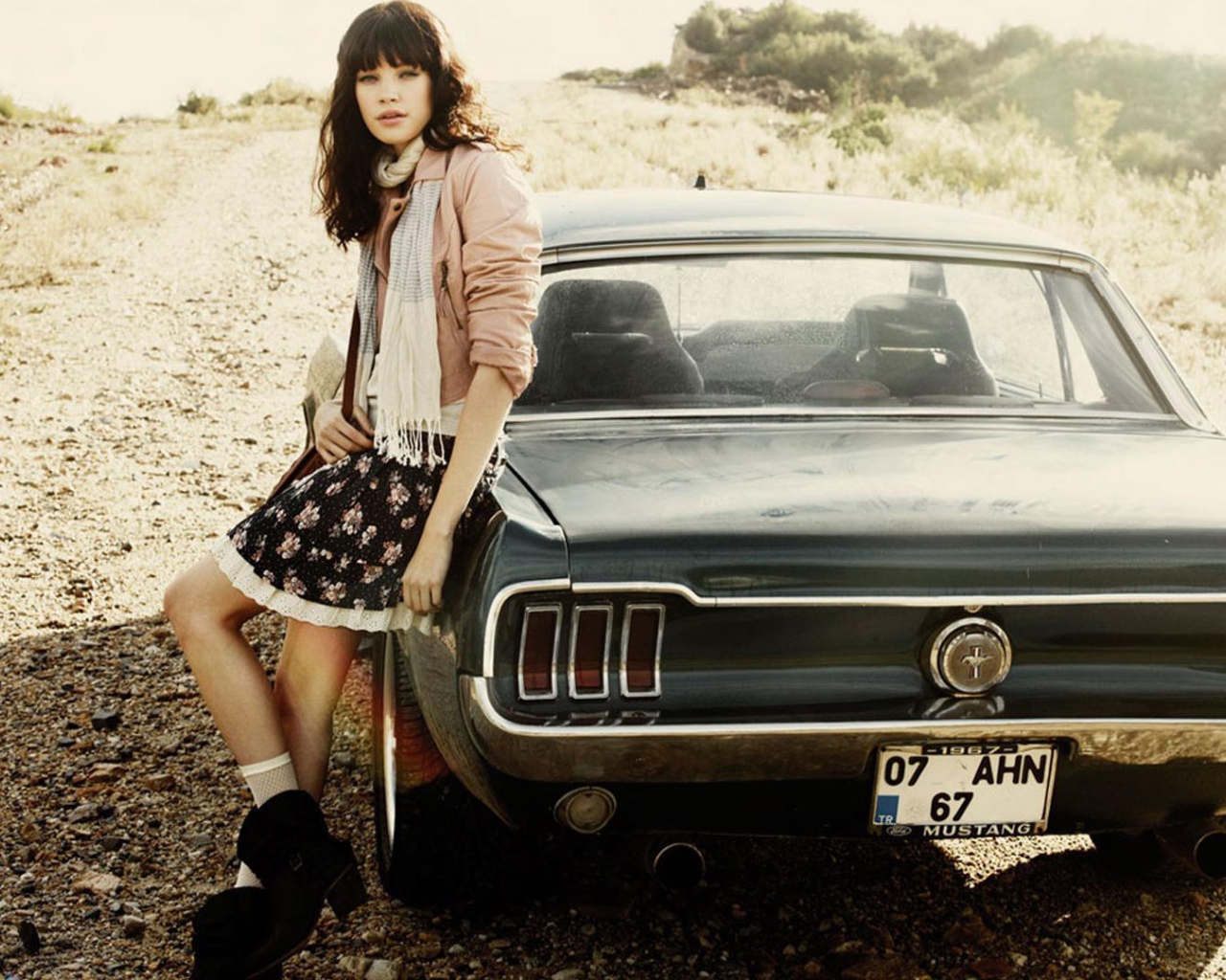 Девушка рядом с ретро машиной