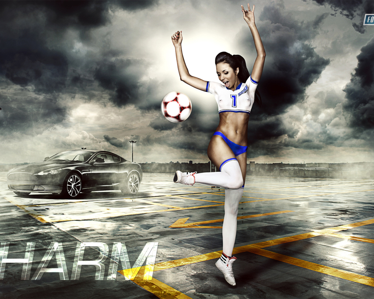 Девушка играет в футбол