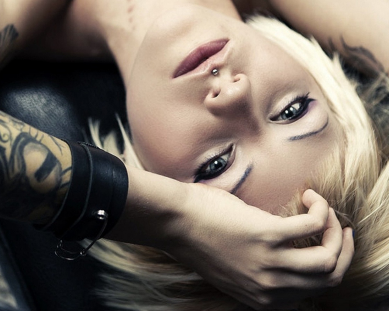 Девушка с тату на руке