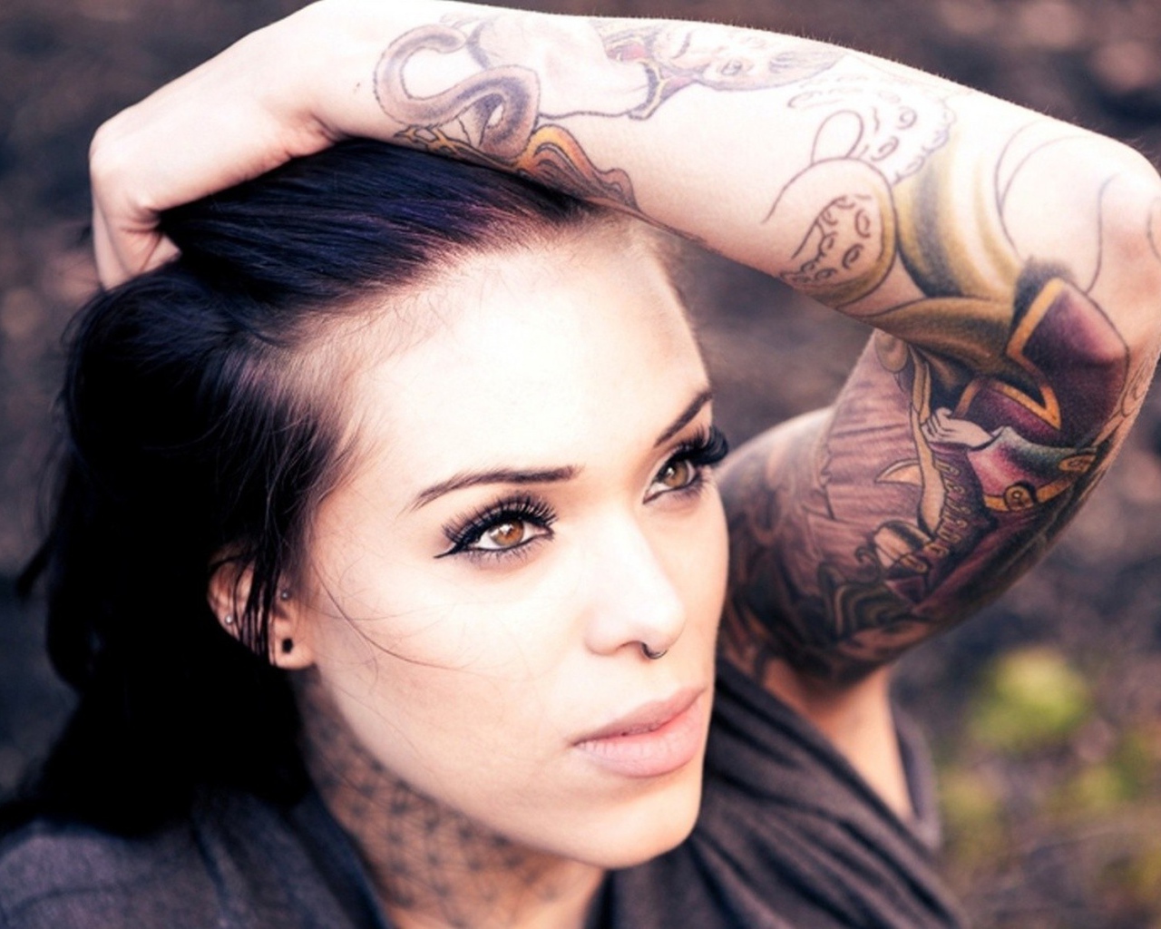 Девушка с цветной татуировкой на руке