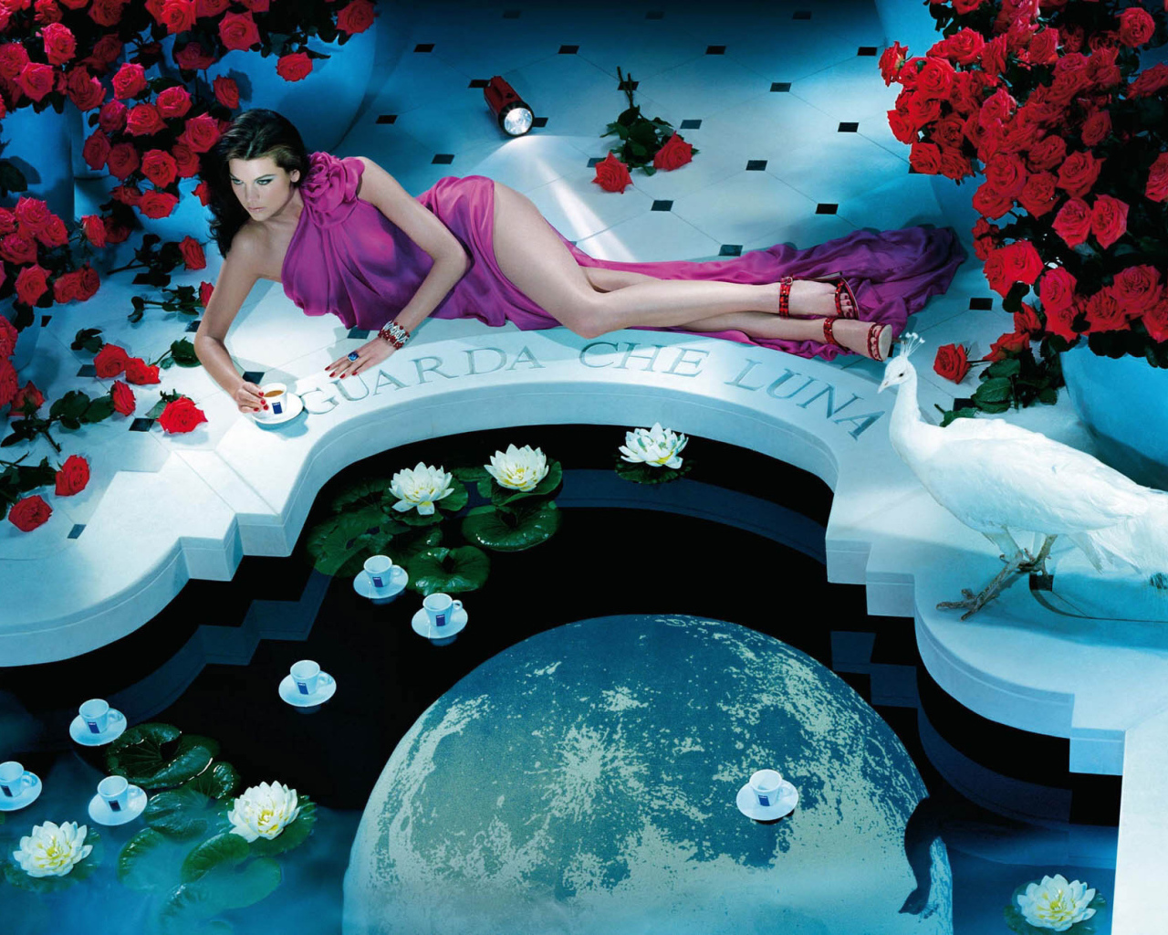 Девушка с цветами у бассейна