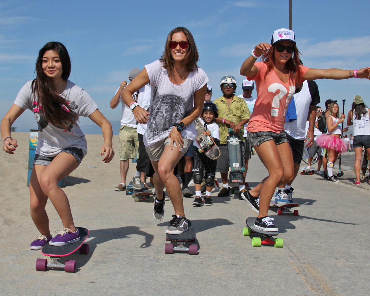 Девушки со скейтами