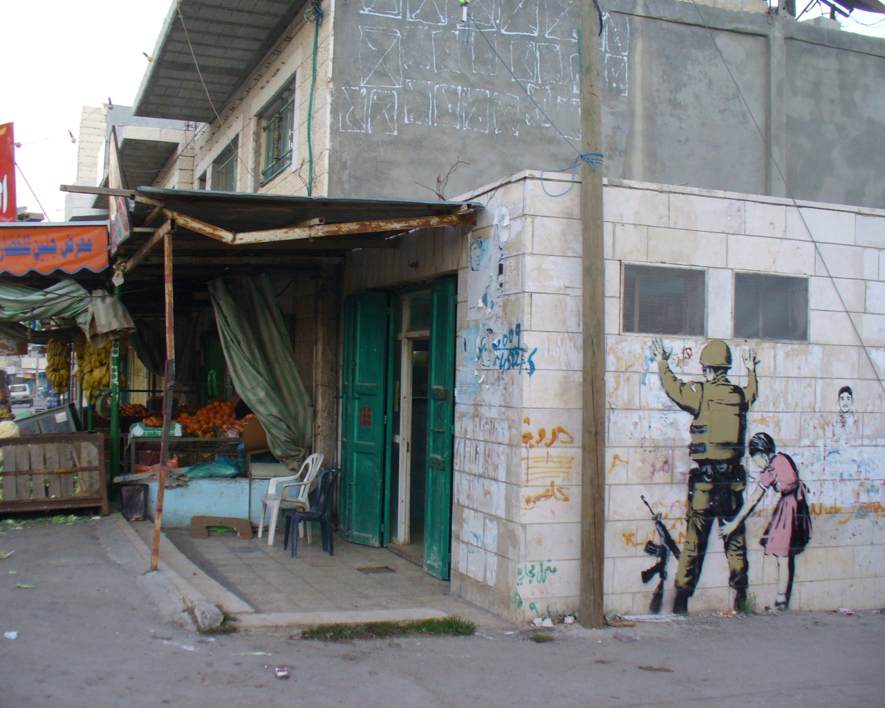 Граффити, военный и девочка, художник Бэнкси