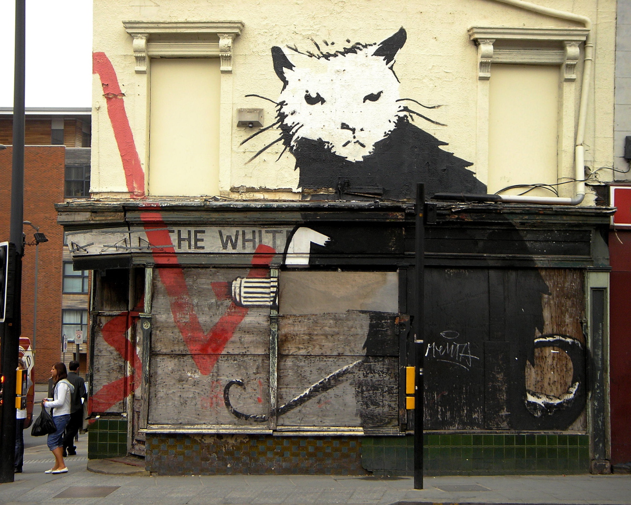 Граффити на здании, художник Бэнкси