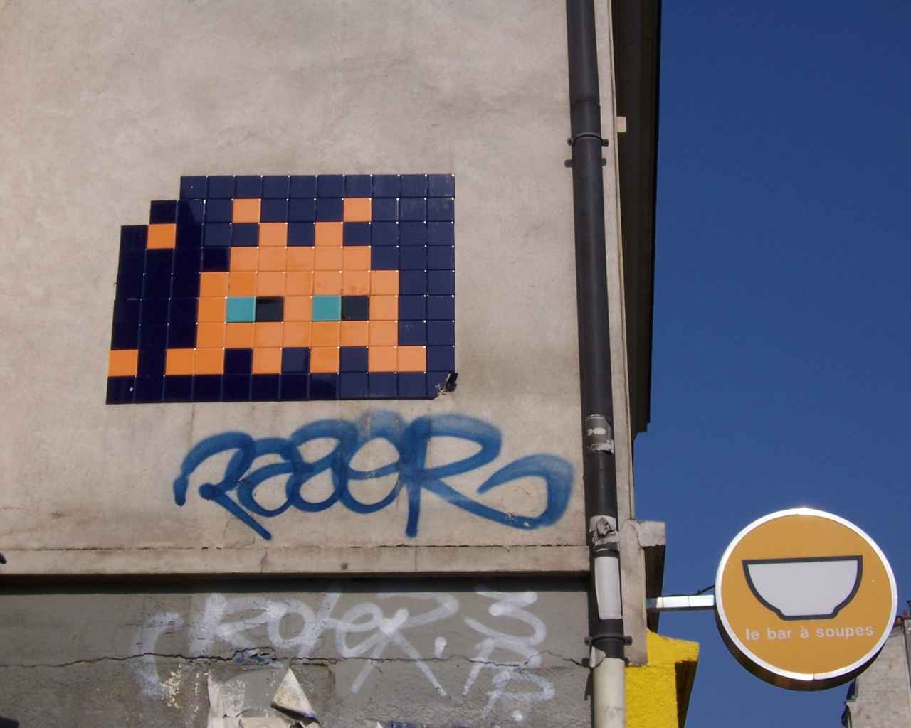 Граффити из плиток на стене