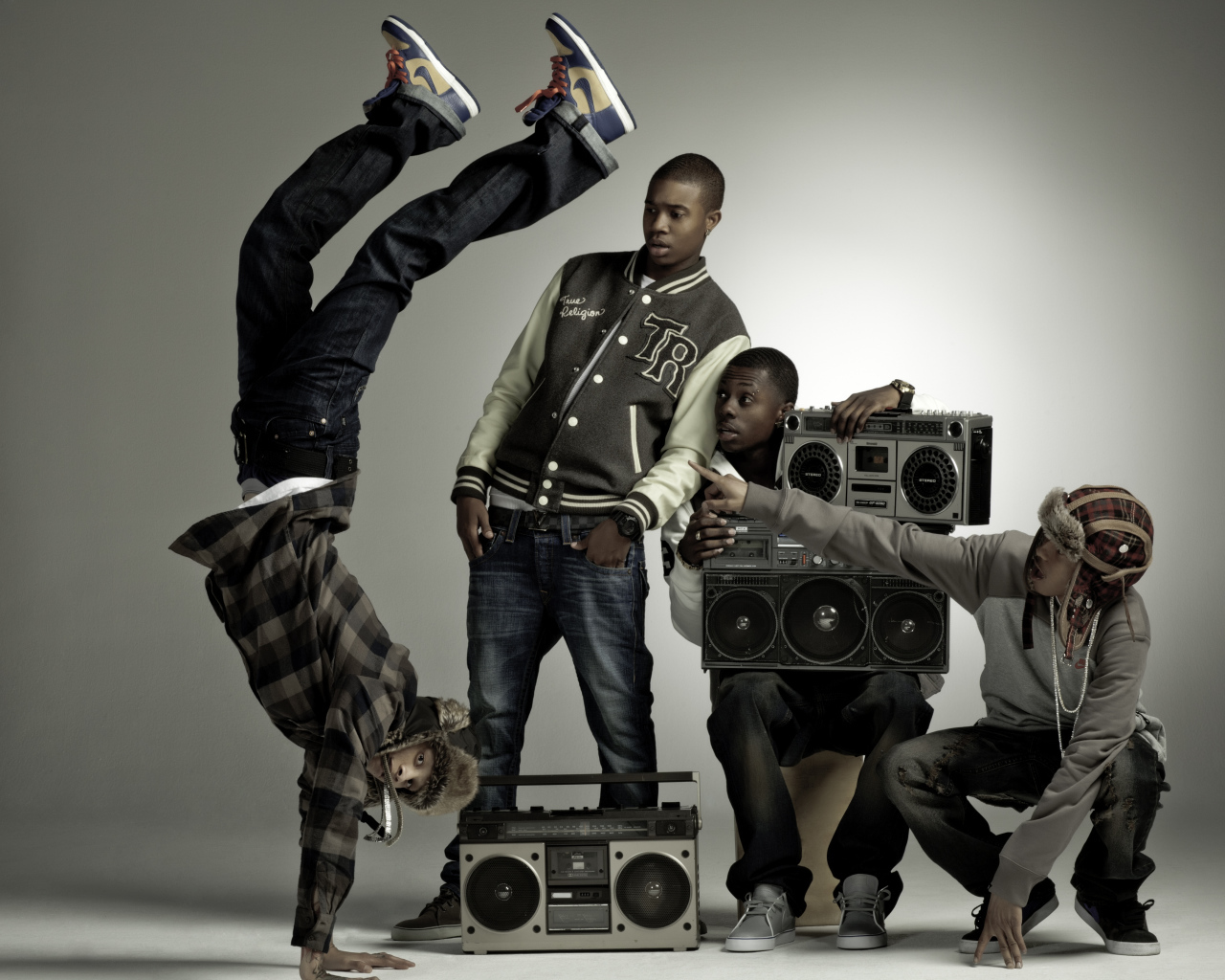 Парни и магнитофоны, swag