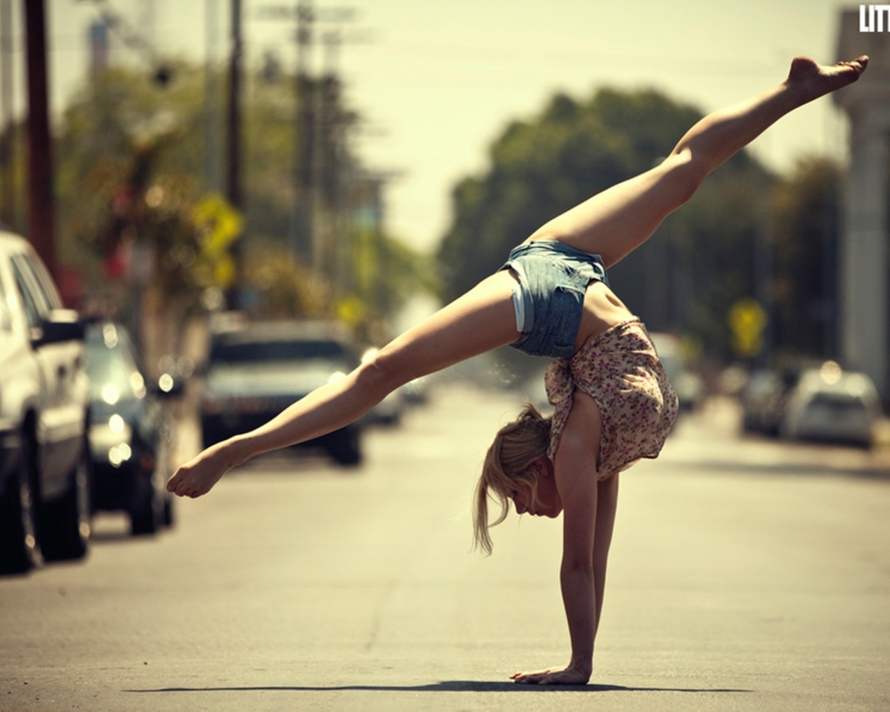 Гимнастка на дороге