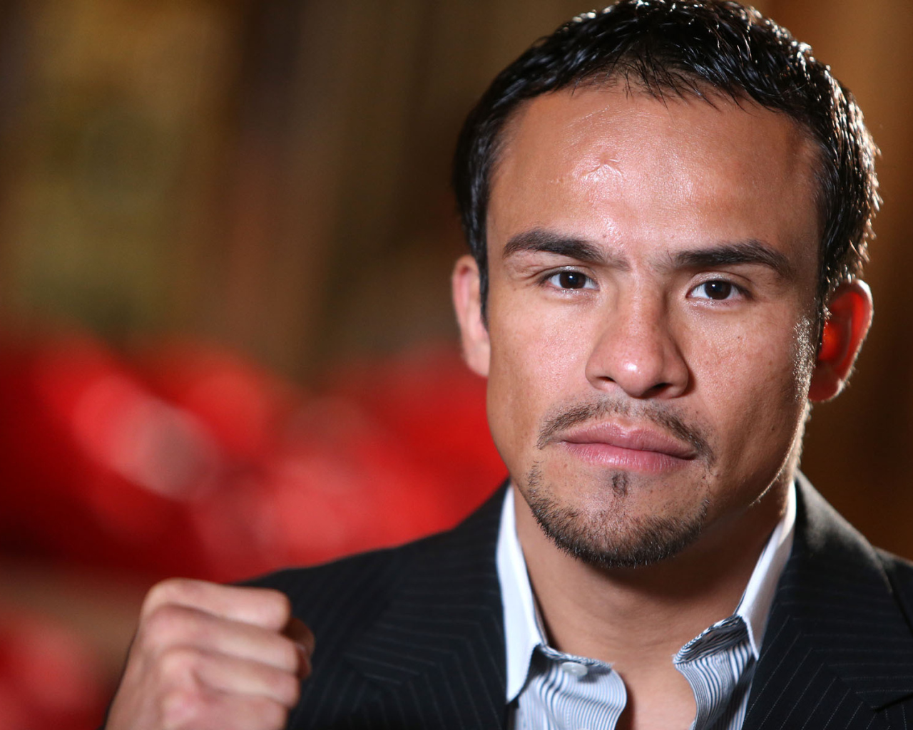 Хуан Мануэль Маркес в черном костюме