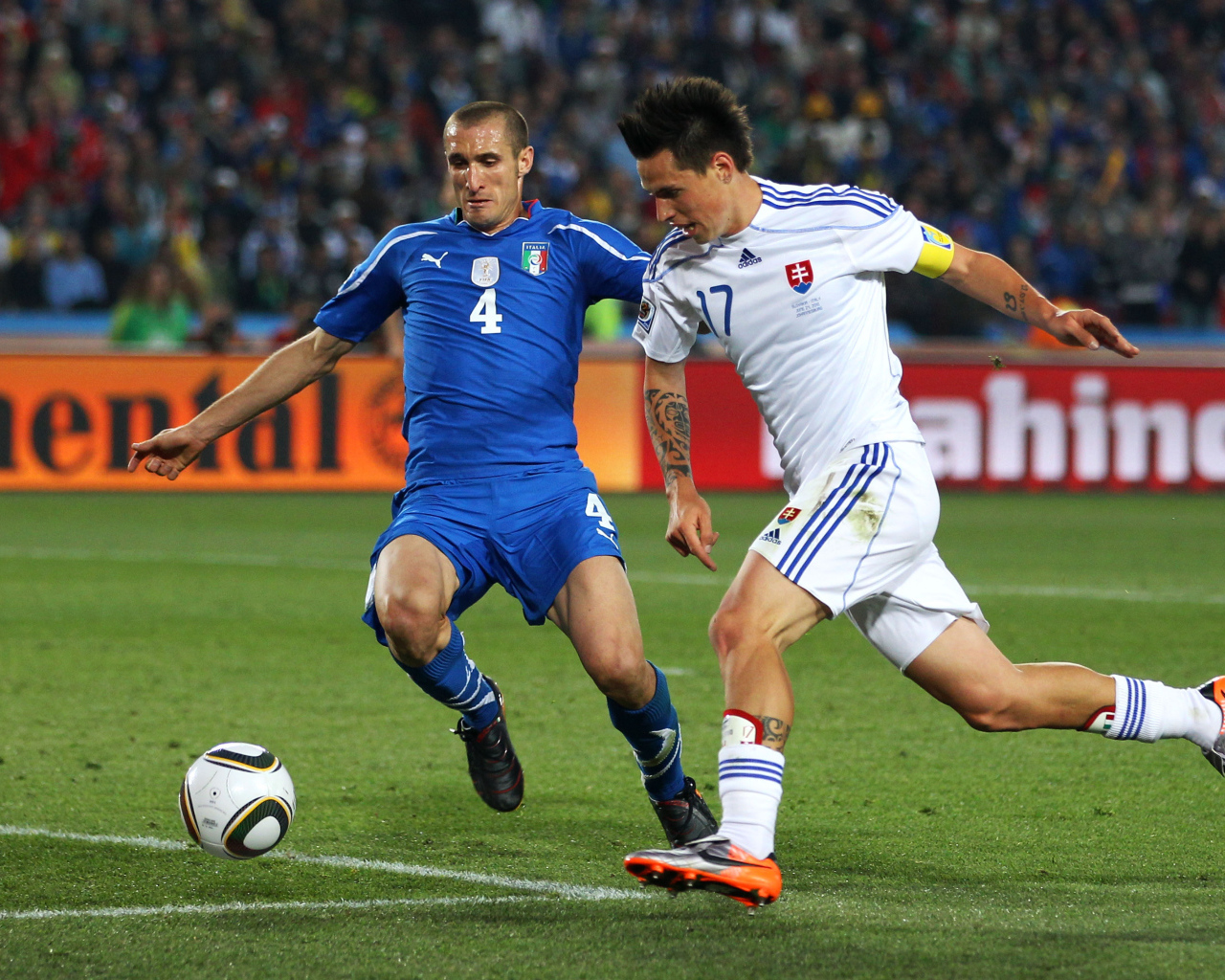 Ювентус Джорджо Кьеллини борется за мяч