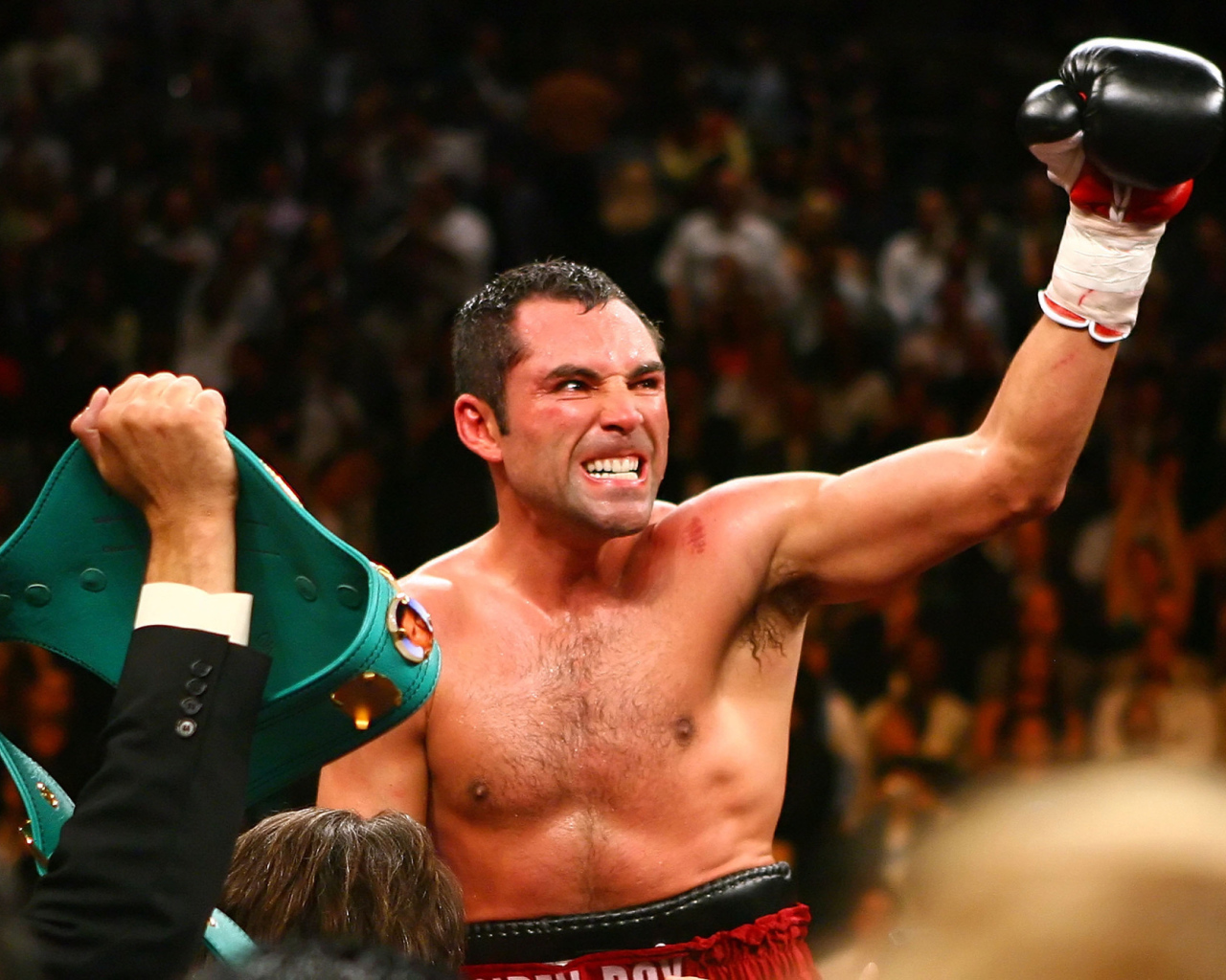 Легендарный боксер Оскар Дела Хойя выиграл бой