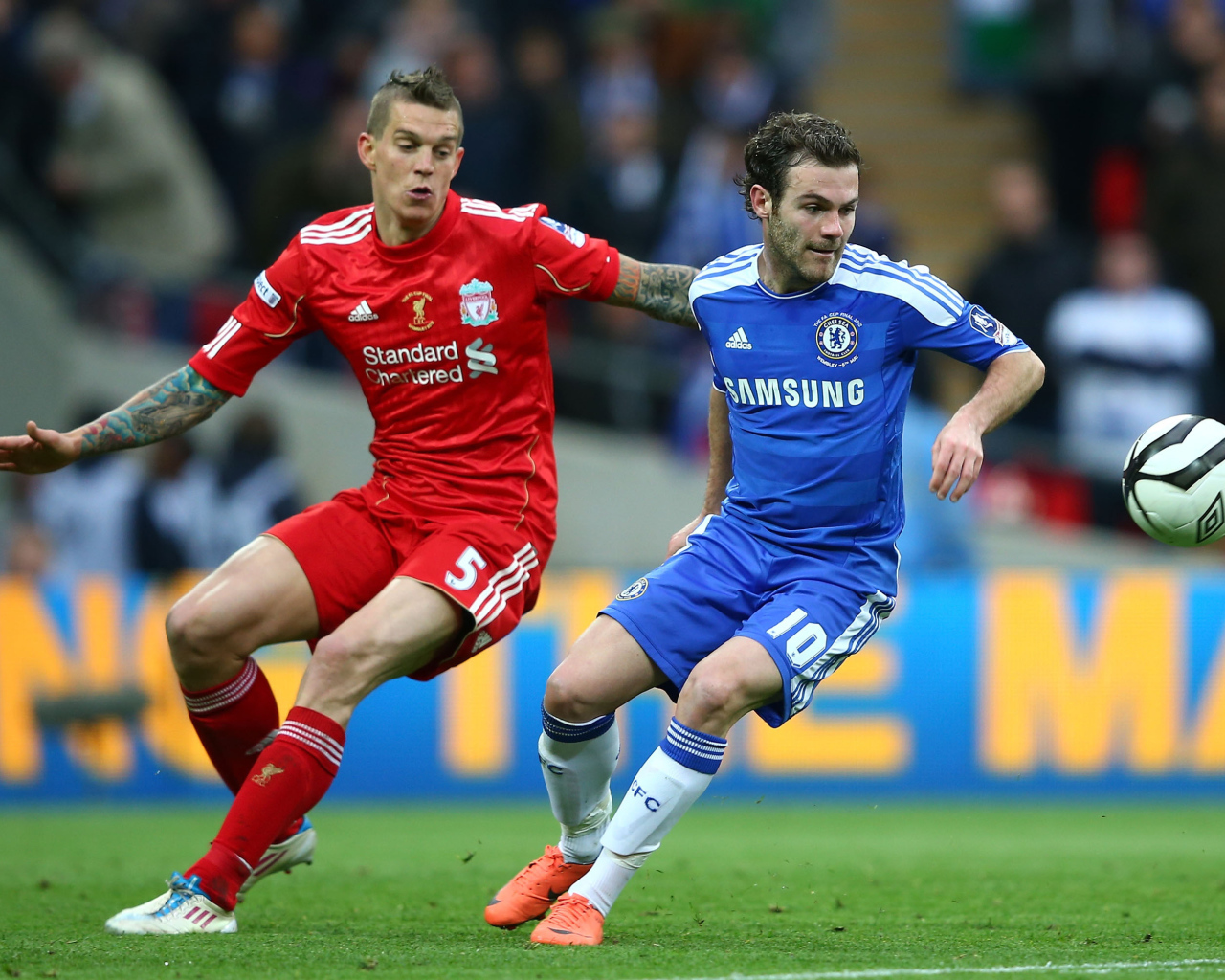 Ливерпуль Даниэль Аггер борется за мяч