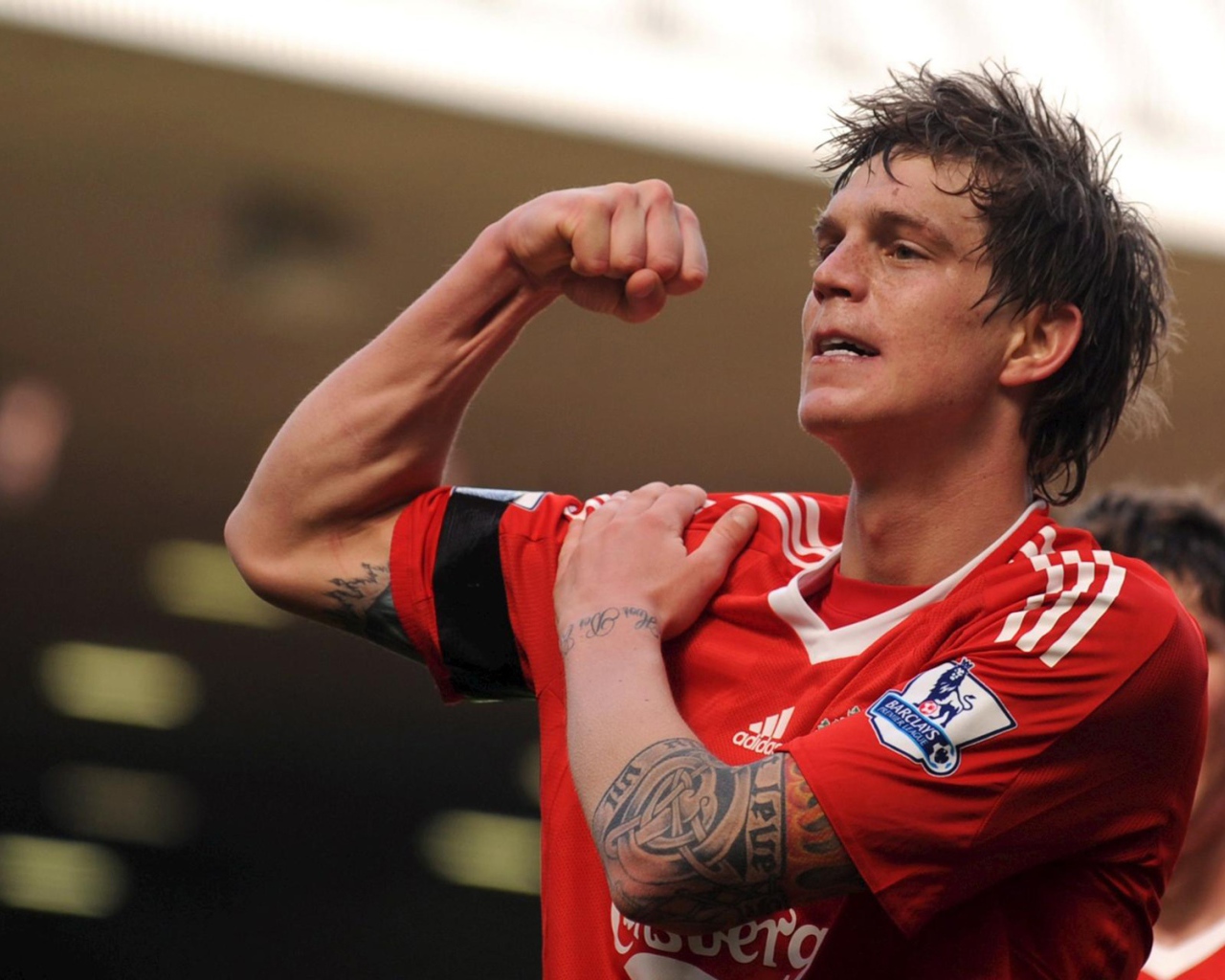 Ливерпуль Даниэль Аггер показывает свои мускулы