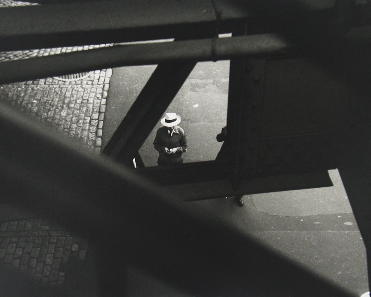 Мужчина с сигаретой, ретро фотография