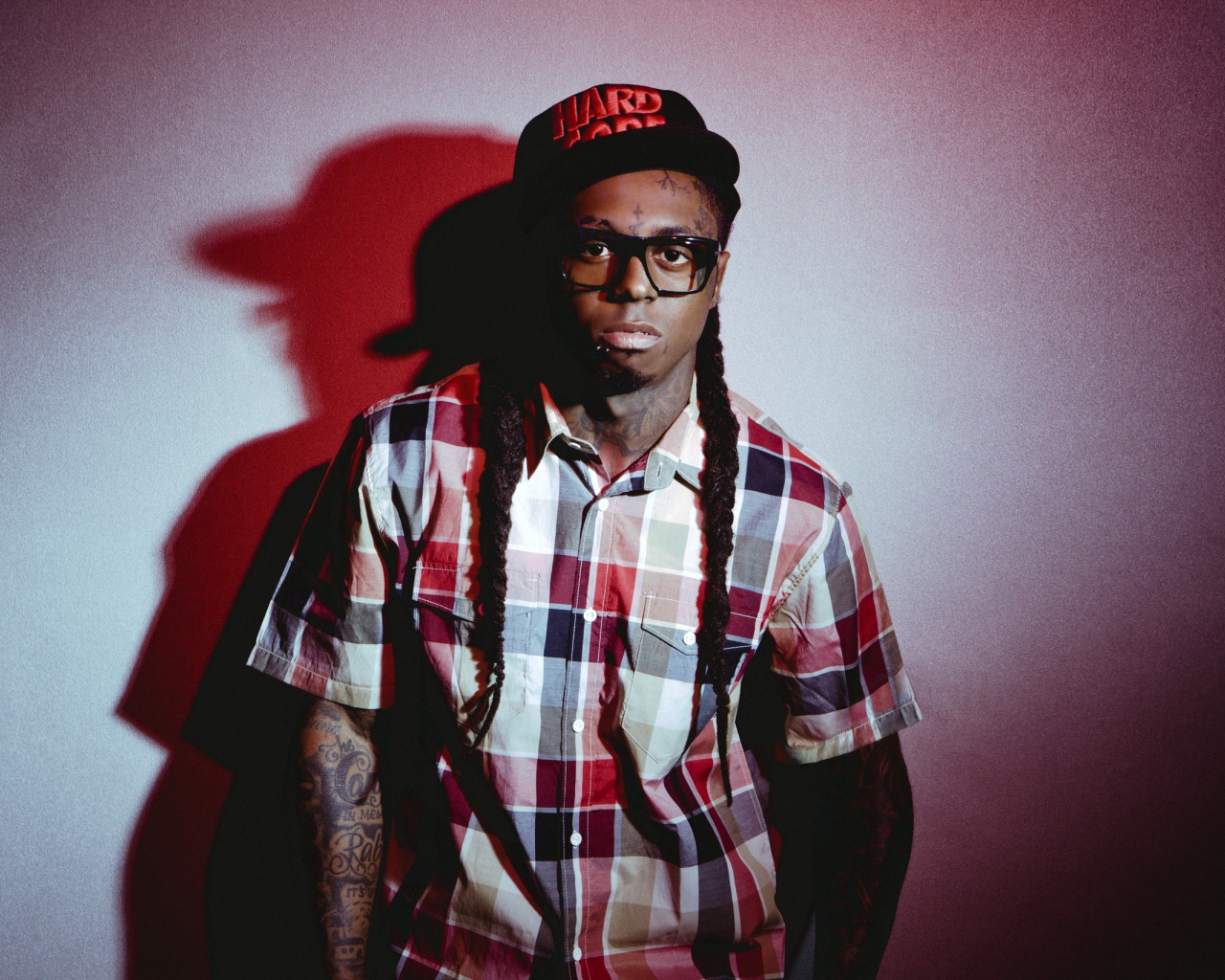 Парень с татуировками и кепке, swag