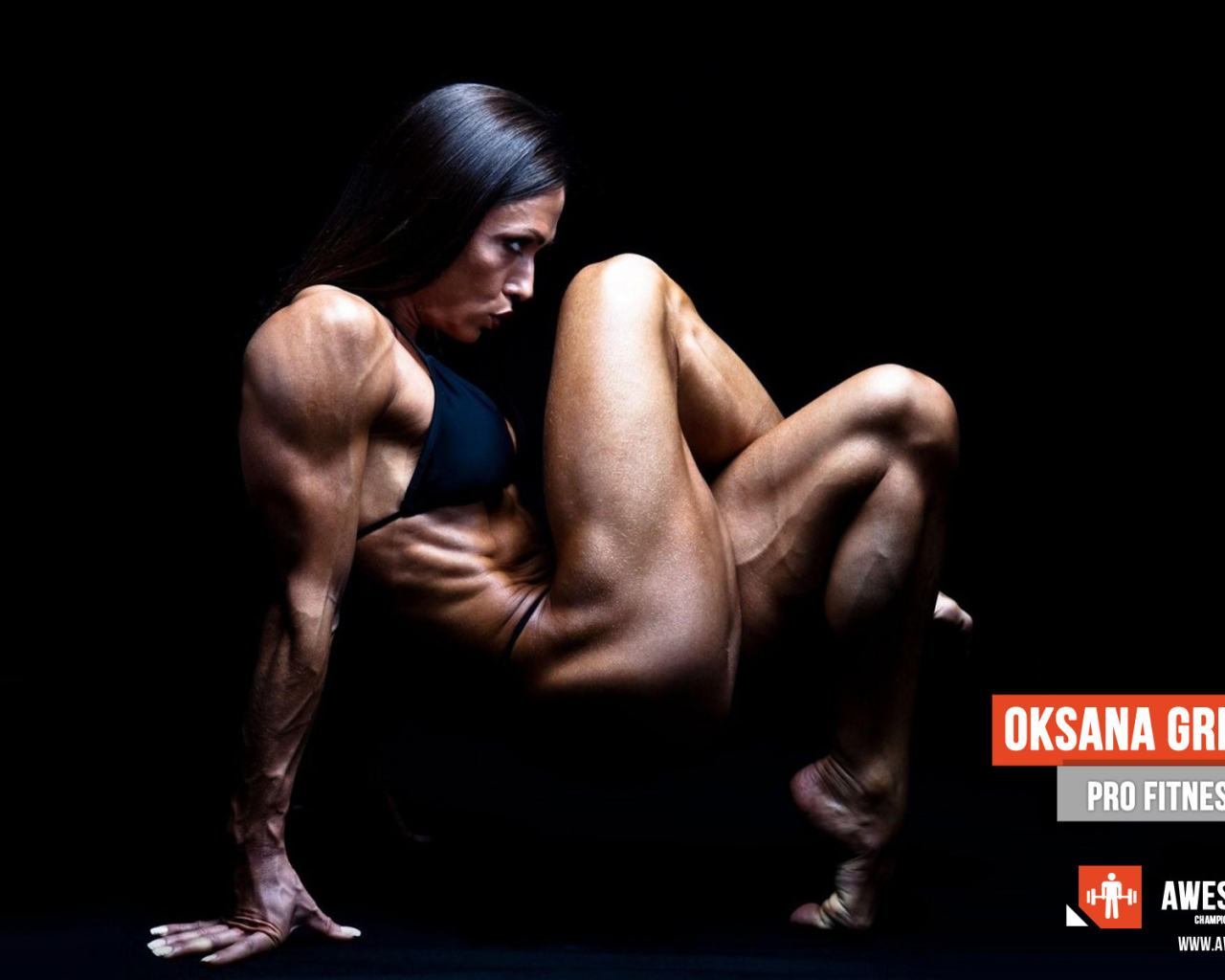 Мастер по фитнесу на черном фоне