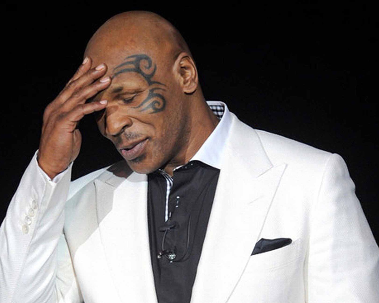 Майк Тайсон в белом костюме