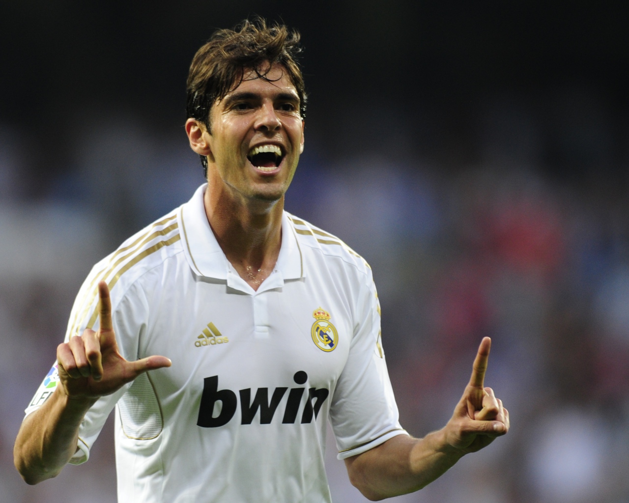  Милан Кака в белой футболке