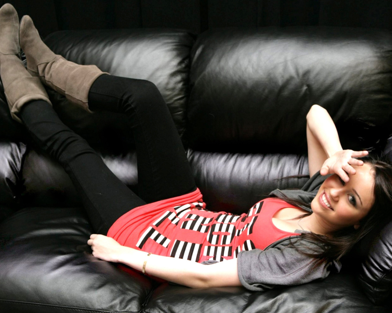Майли Сайрус на диване, красивая фотосессия