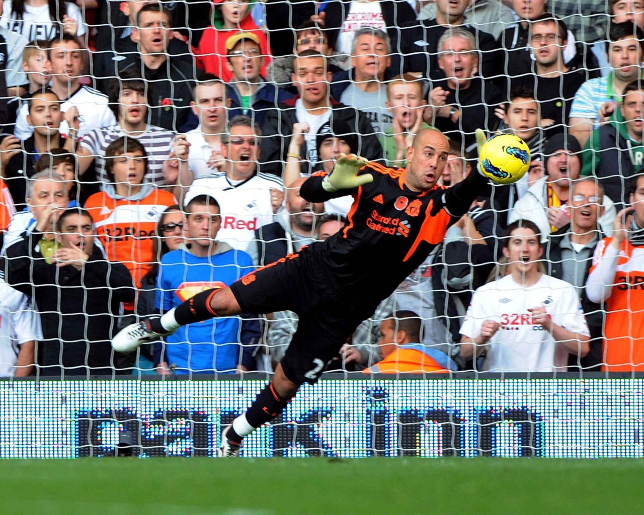 Наполи Пепе Рейна ловит мяч