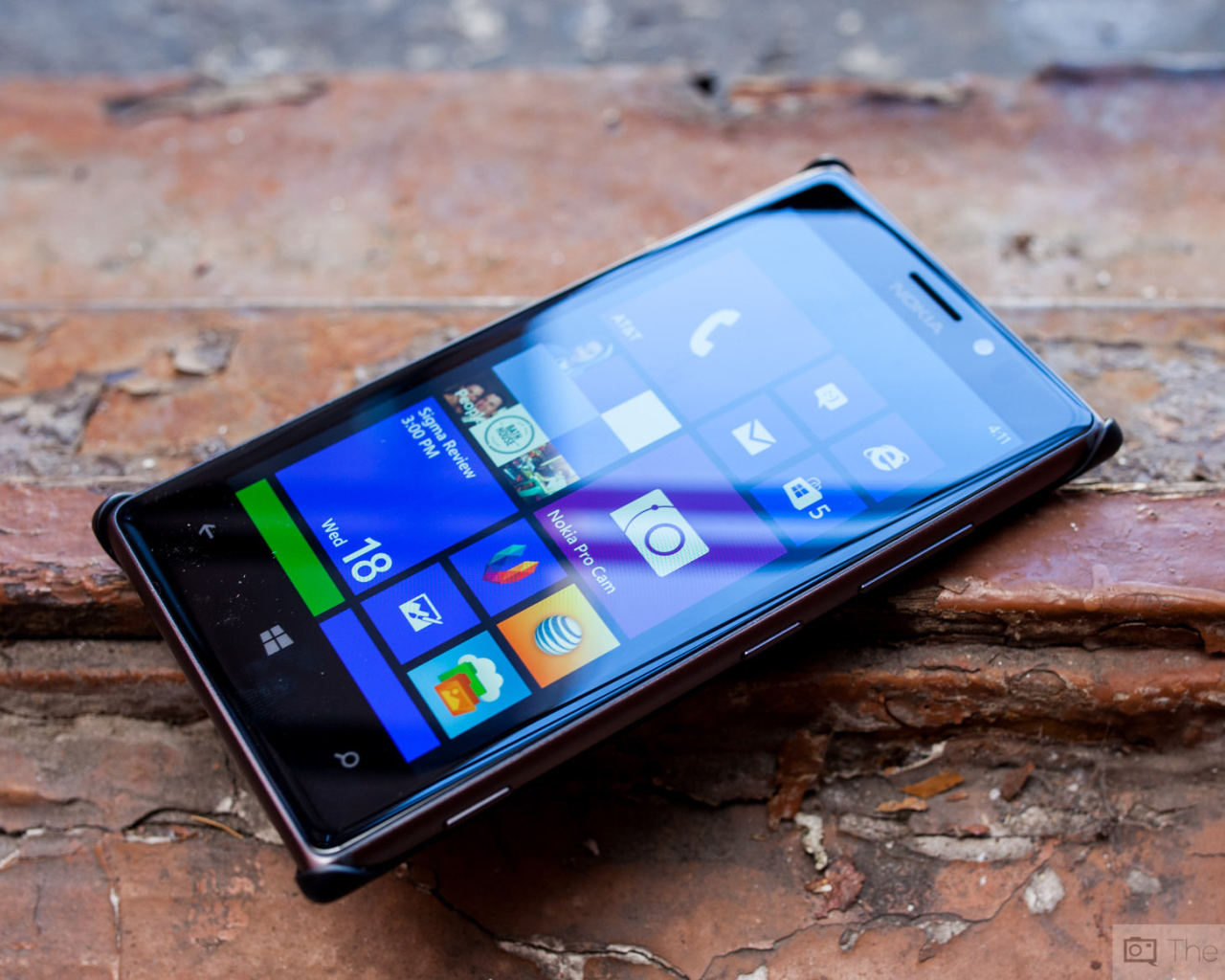 Nokia Lumia 925 в чехле с модулем беспроводной подзарядки