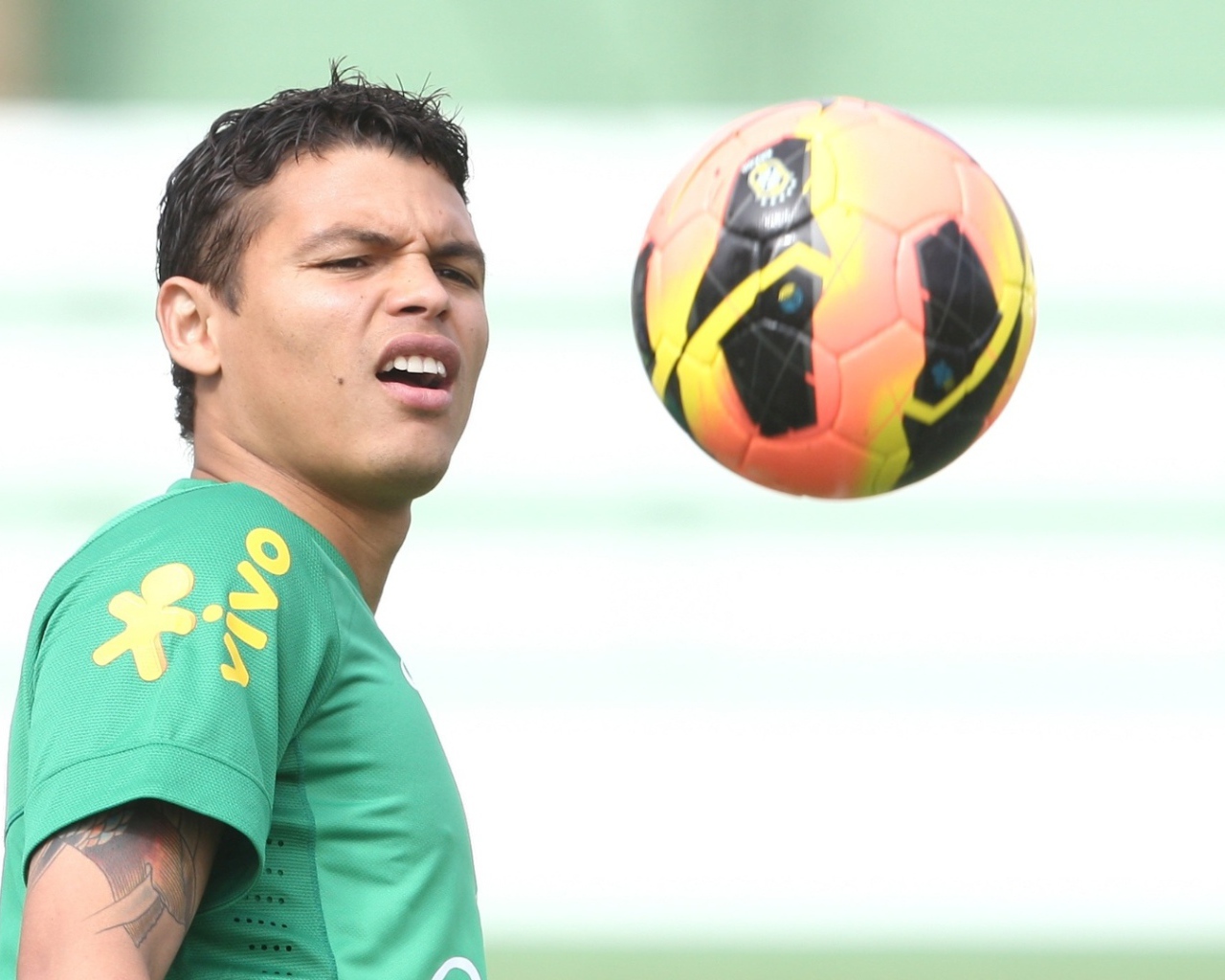 ПСЖ Тиаго Силва смотрит на мяч