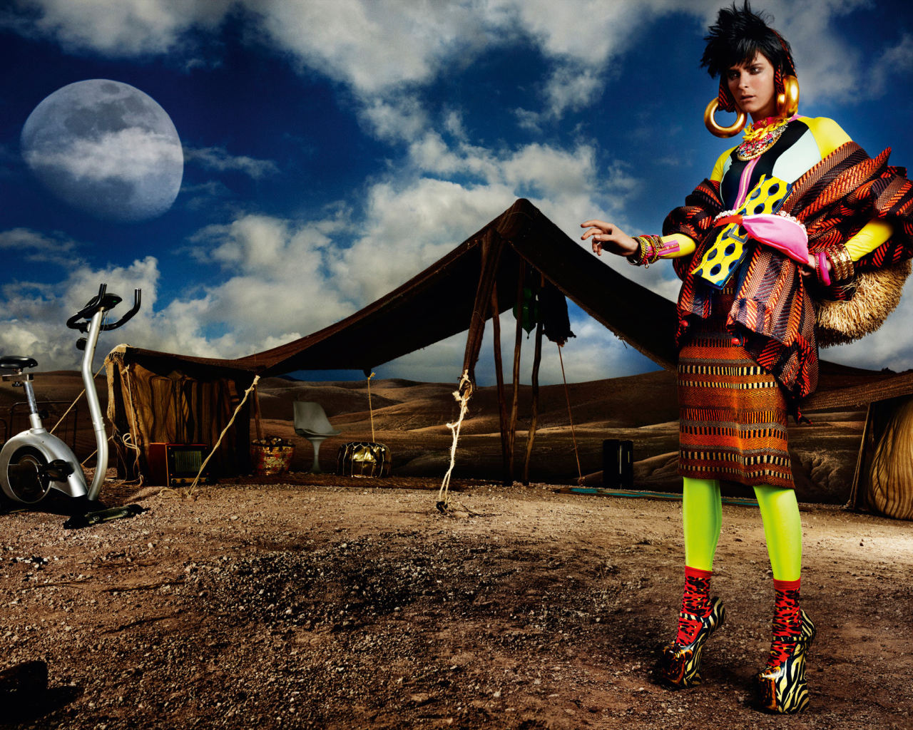 Фотография девушки в яркой одежде