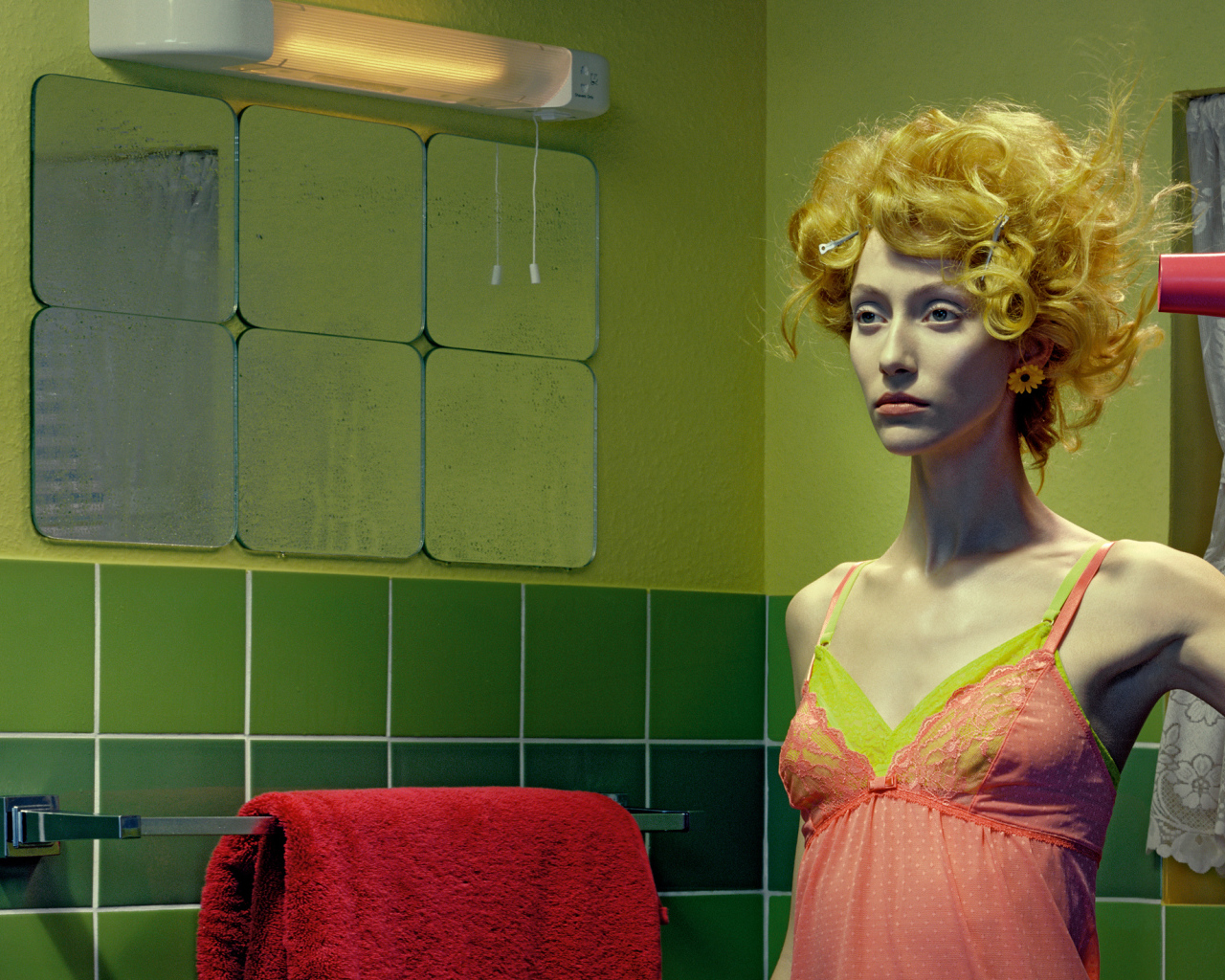 Фотография девушки в ванне с феном