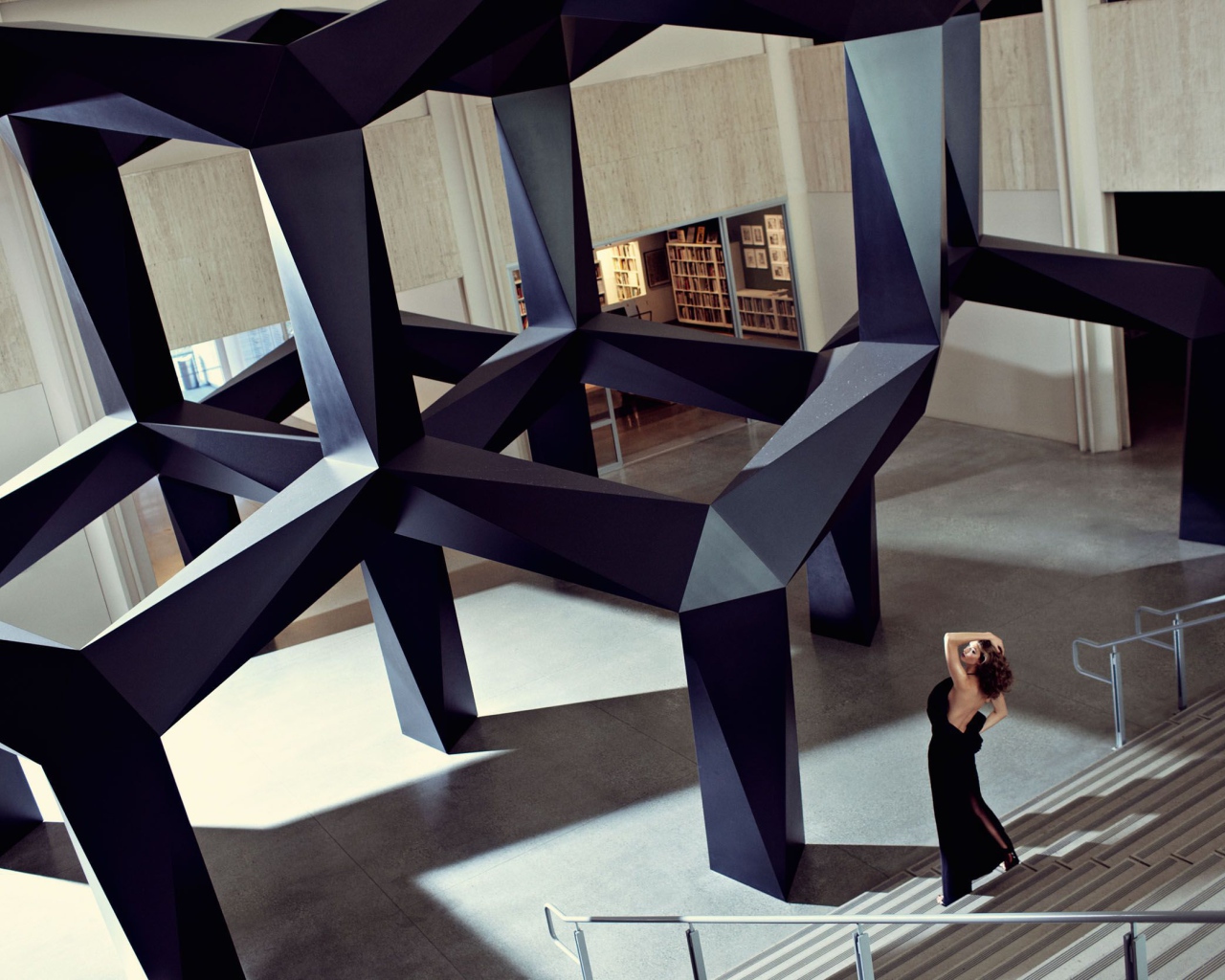 Фотография девушки на фоне креативной конструкции