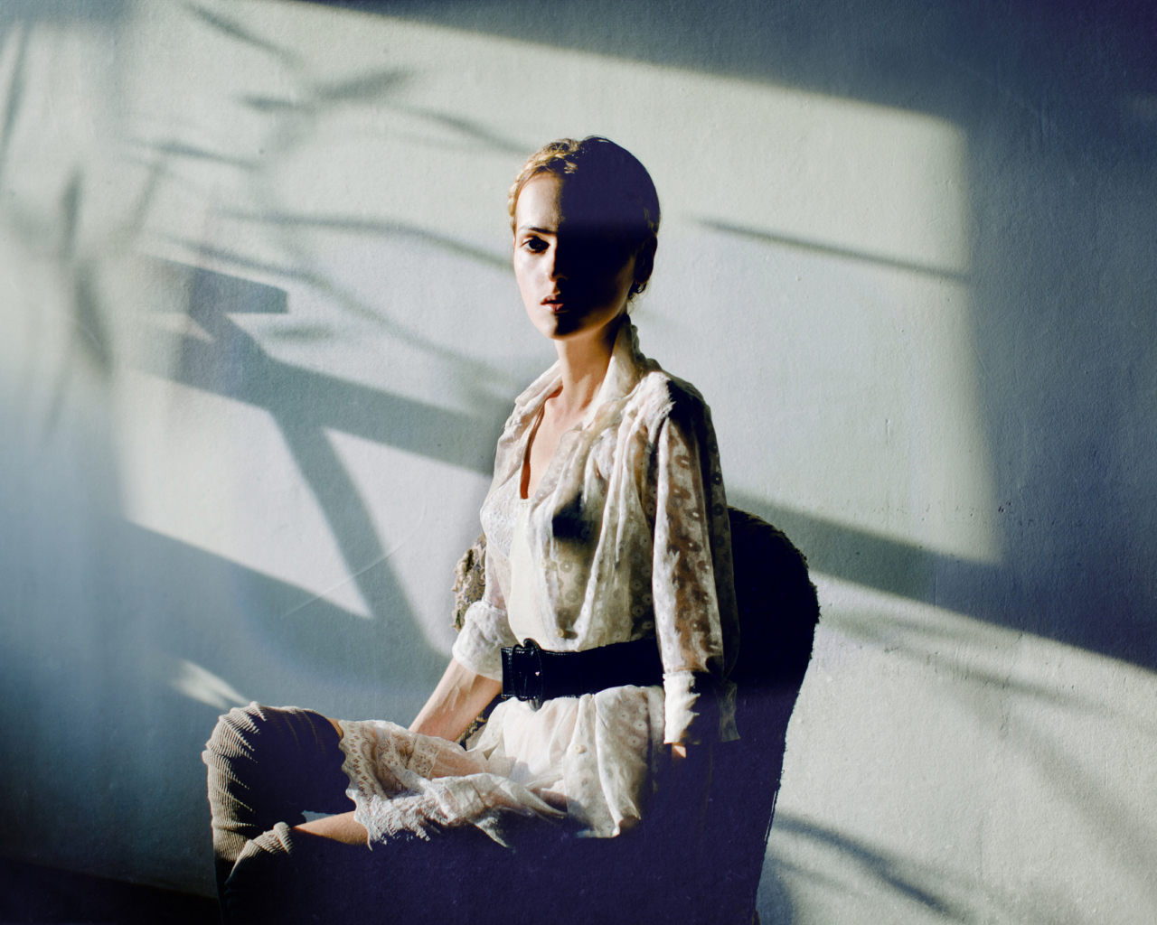 Фотография девушки на фоне белой стены