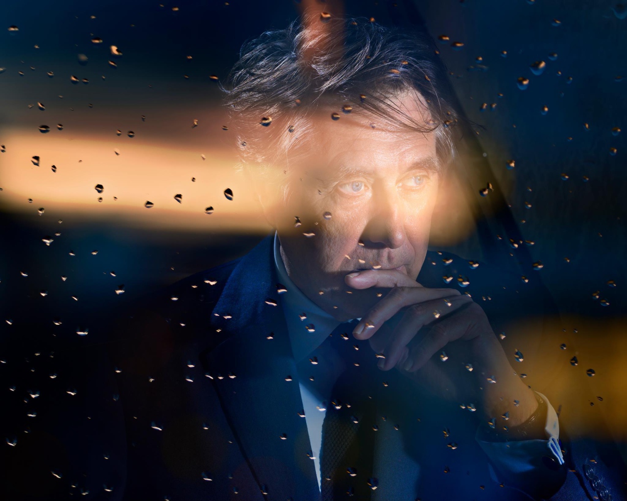 Фотография мужчины через стекло