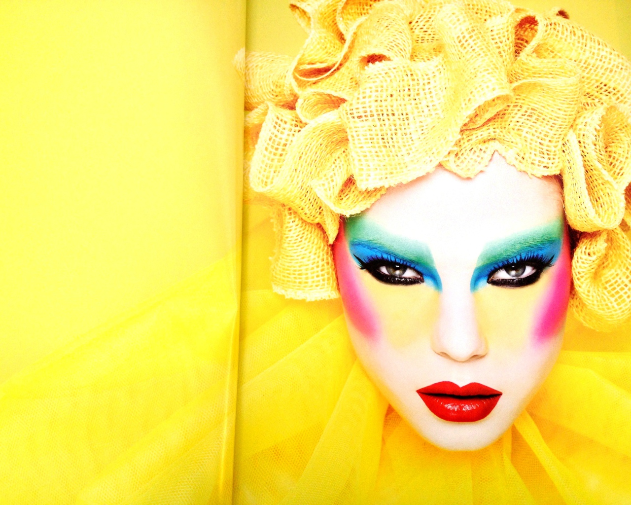 Фотография яркой девушки