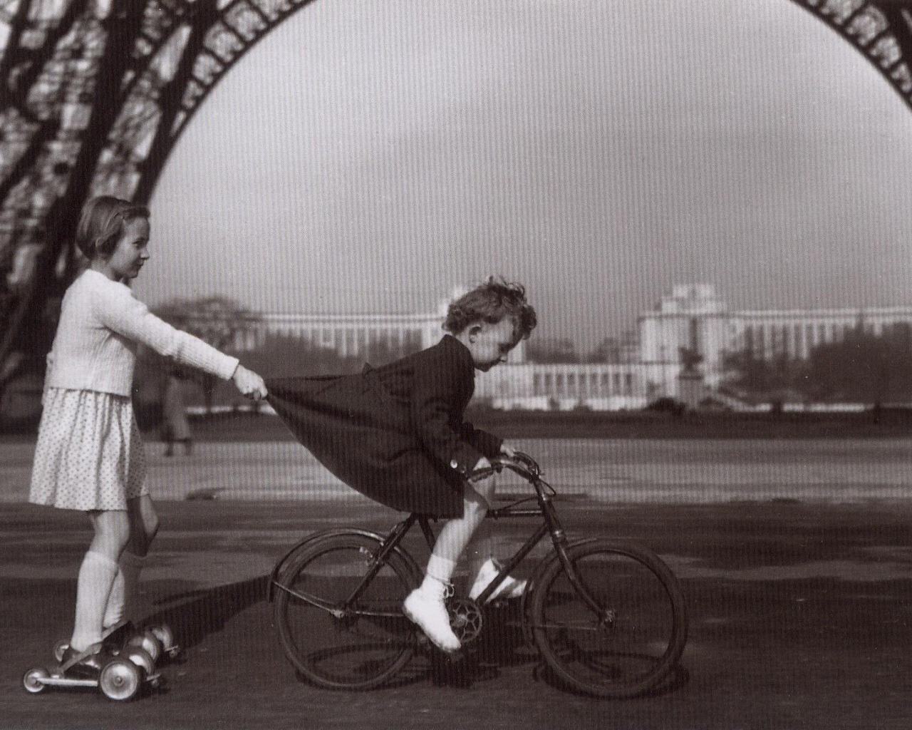 Фотография детей под Эйфелевой башней