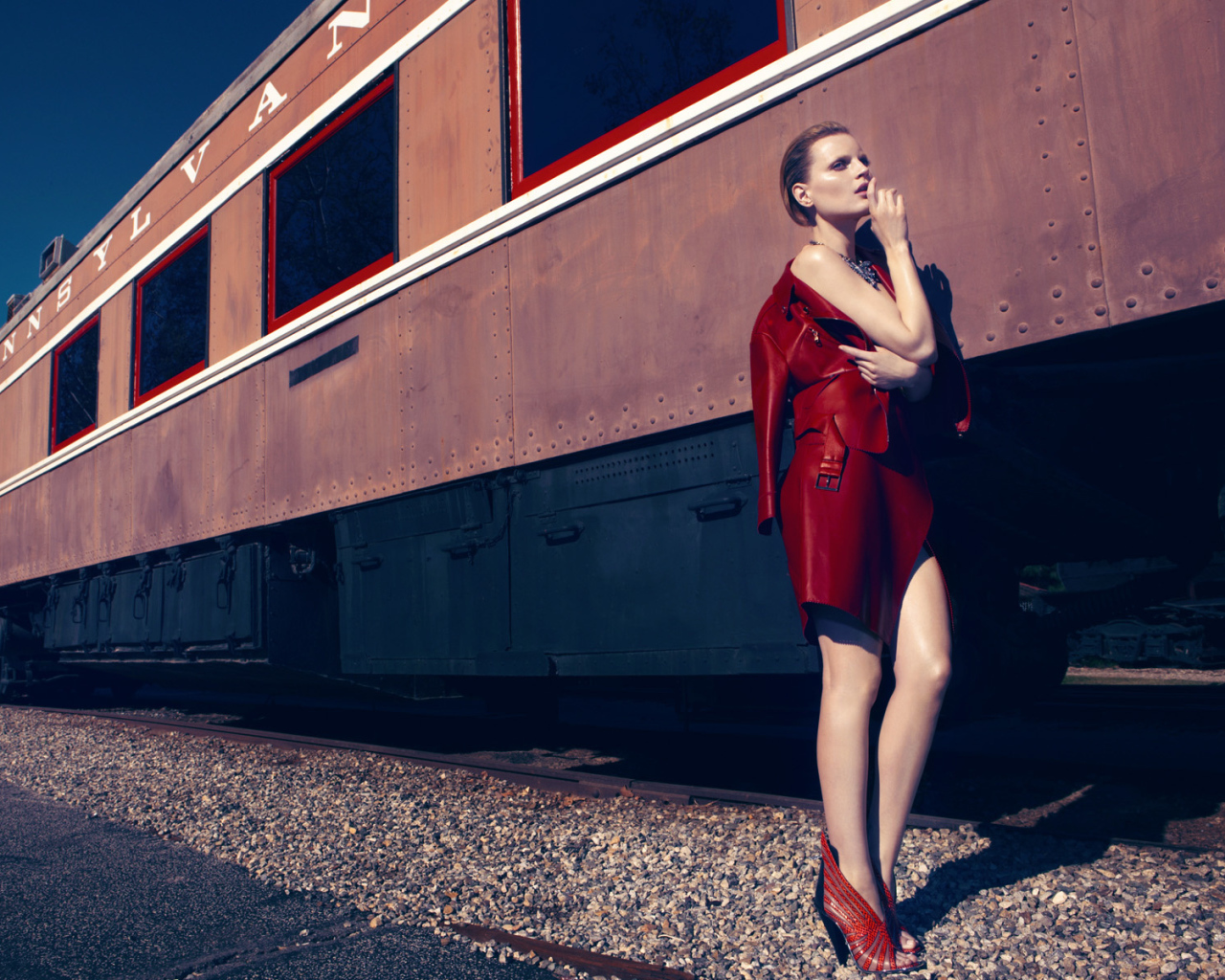 Фотография девушки на фоне поезда