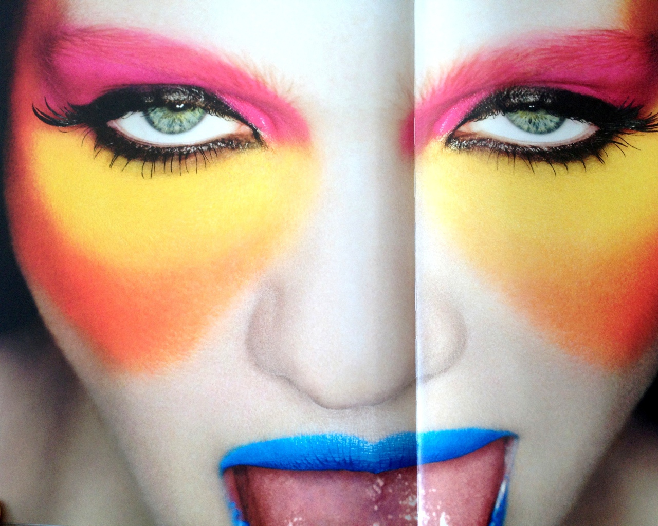 Фотография девушки с ярким макияжем