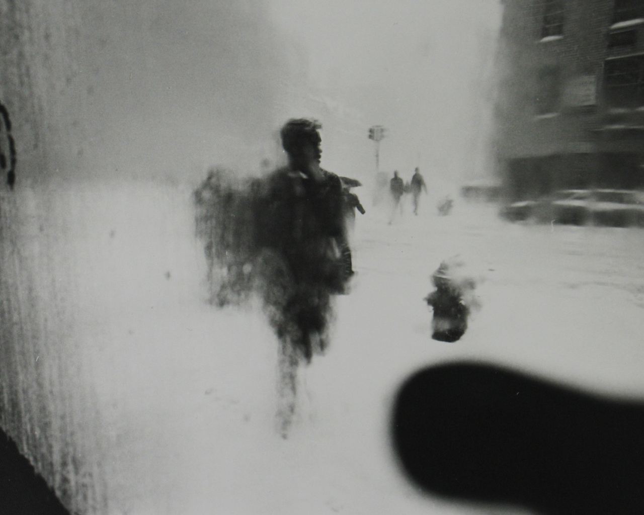 Фотография людей в заснеженном городе