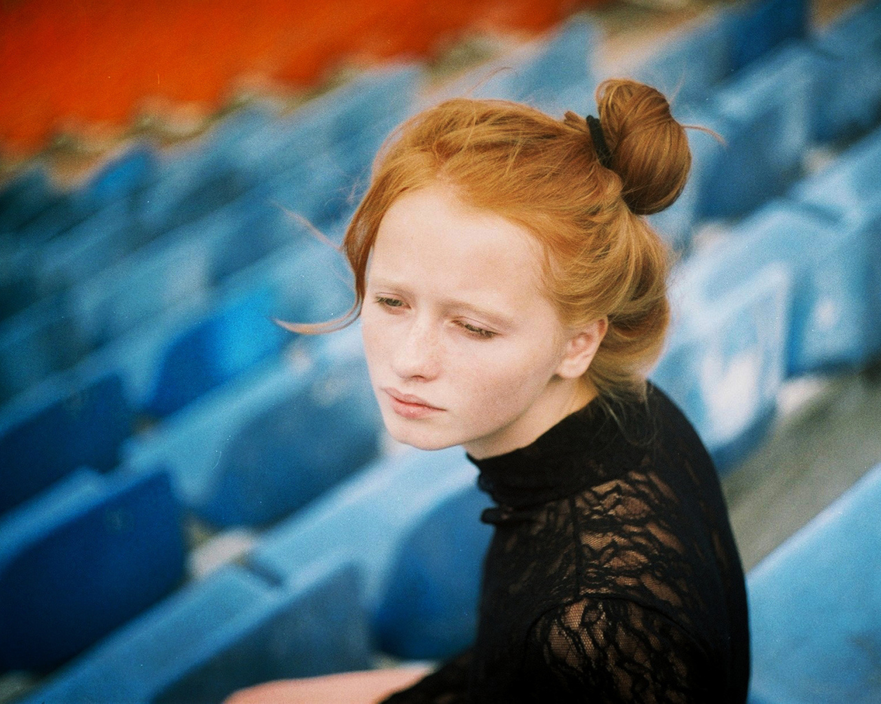 Фотография рыжей девушки в чёрном платье